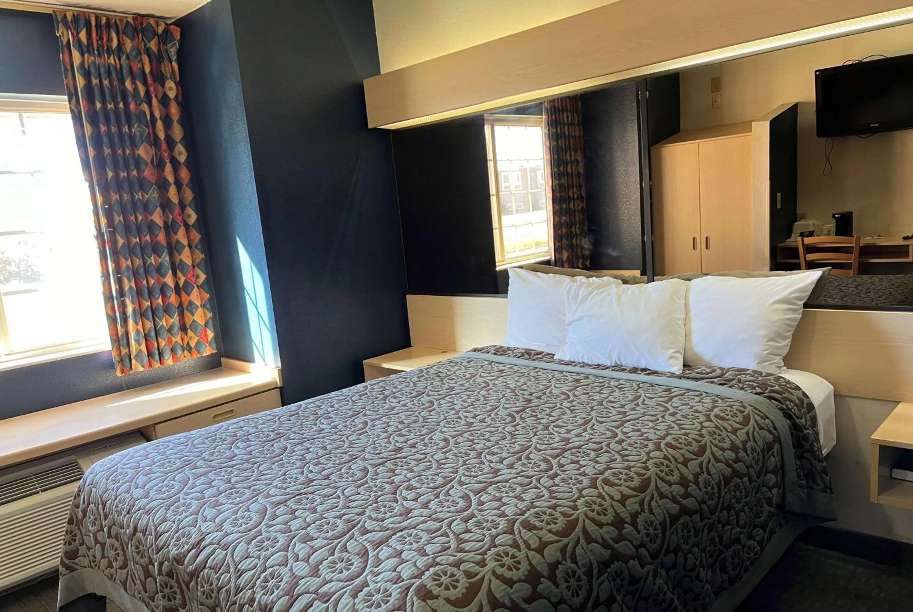 Photo of the whole room, Bed in Days Inn & Suites by Wyndham Hutchinson