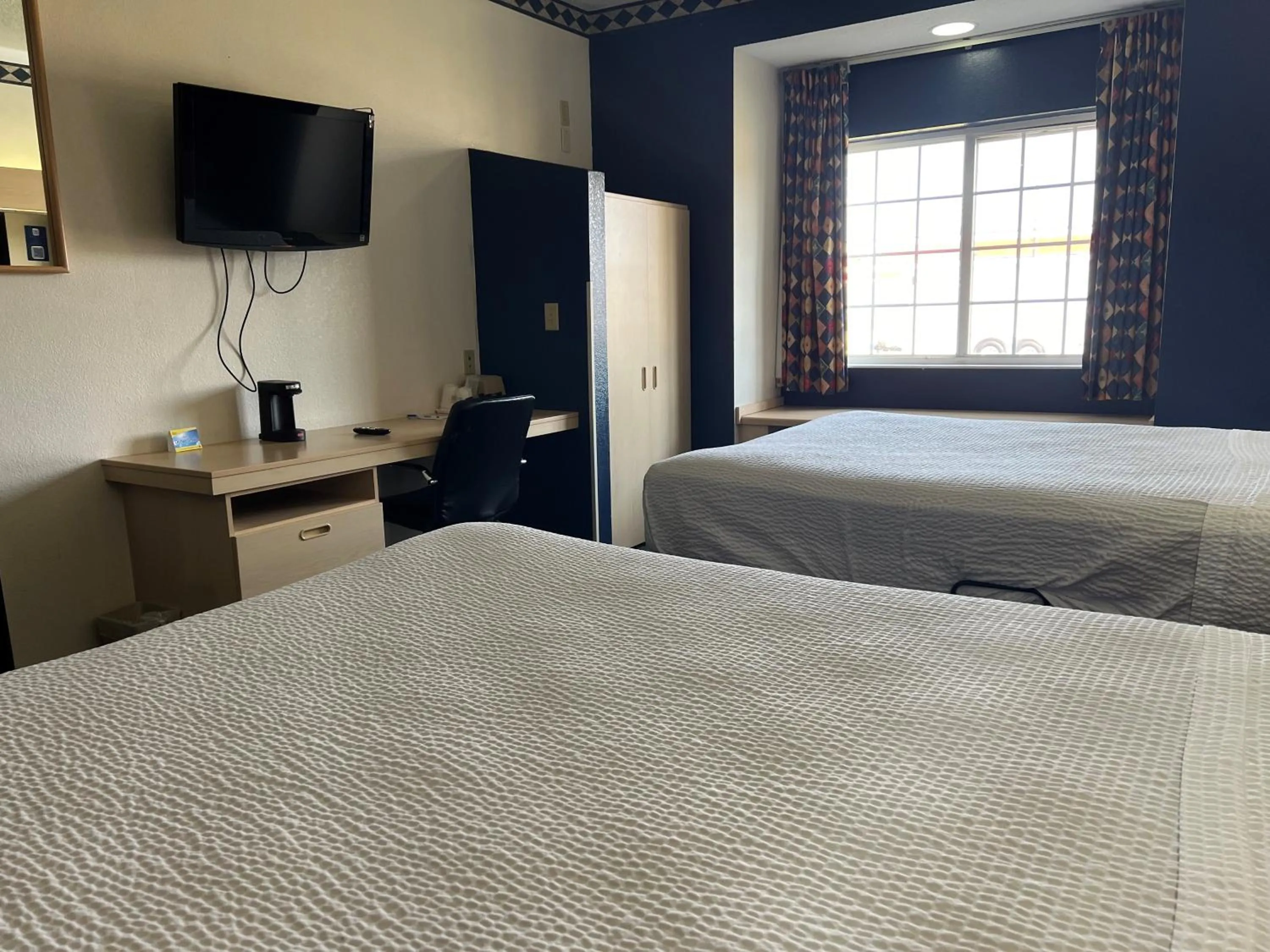 Bed in Days Inn & Suites by Wyndham Hutchinson