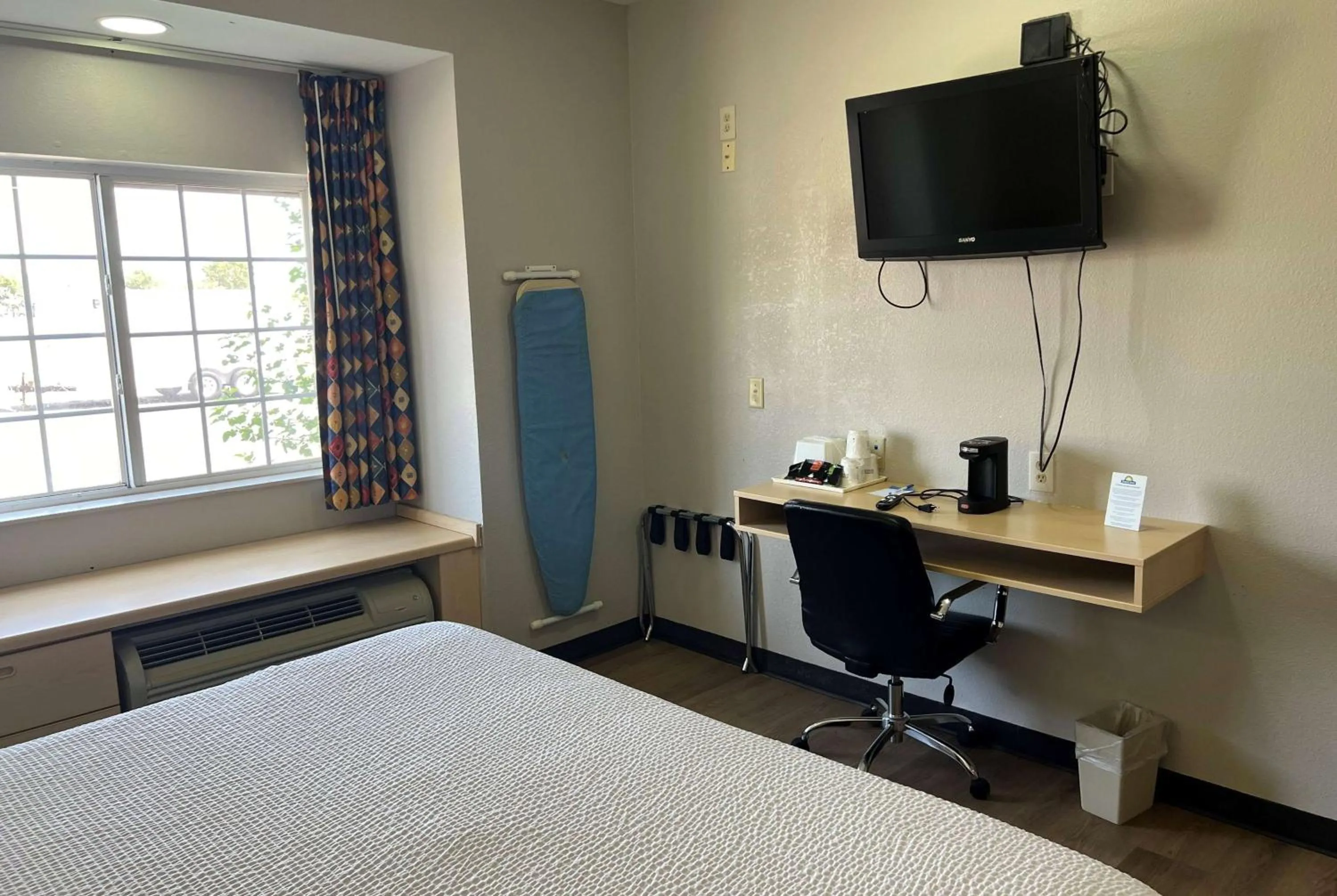 Photo of the whole room, Bed in Days Inn & Suites by Wyndham Hutchinson