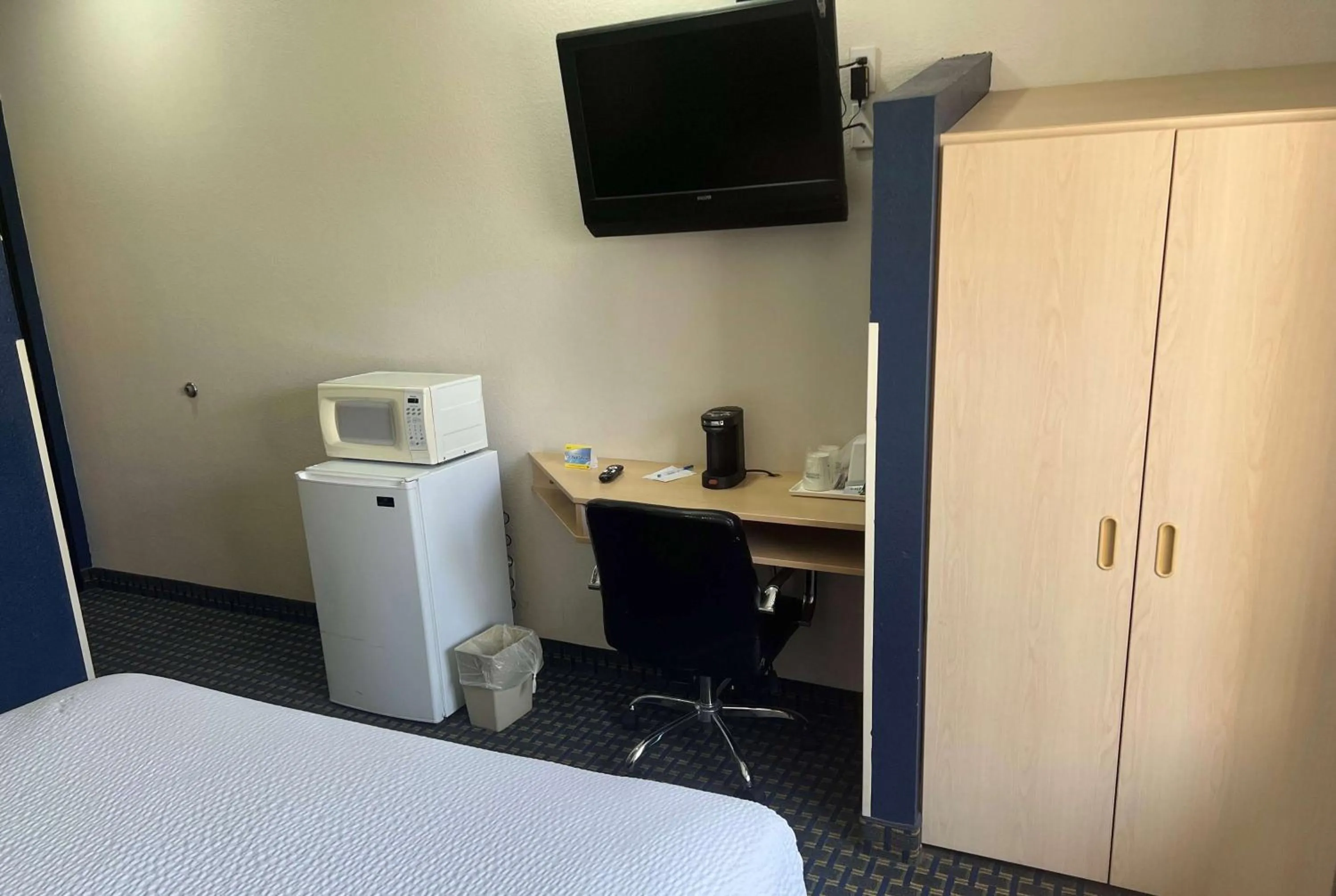 Photo of the whole room, Bed in Days Inn & Suites by Wyndham Hutchinson