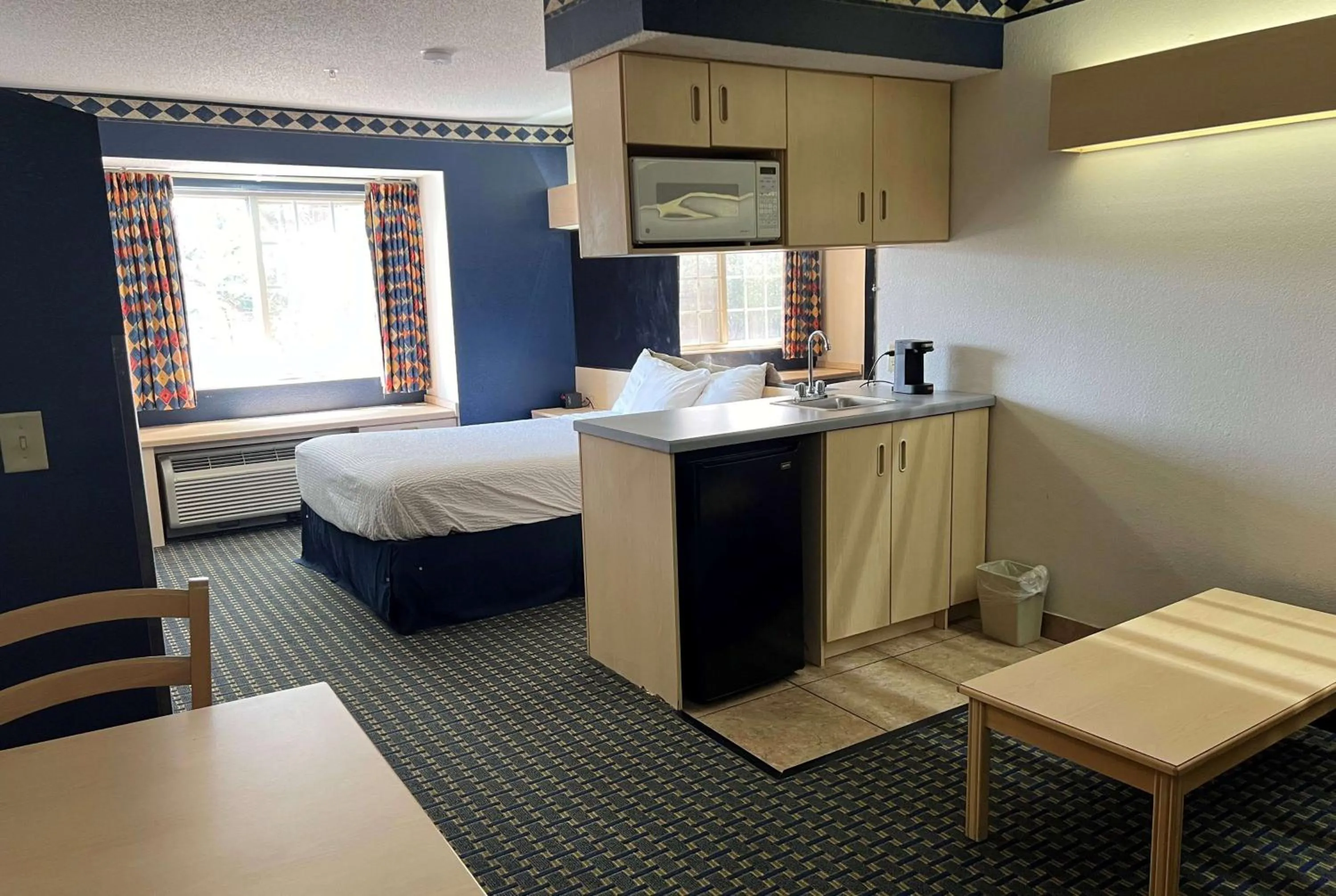 Photo of the whole room, Bed in Days Inn & Suites by Wyndham Hutchinson