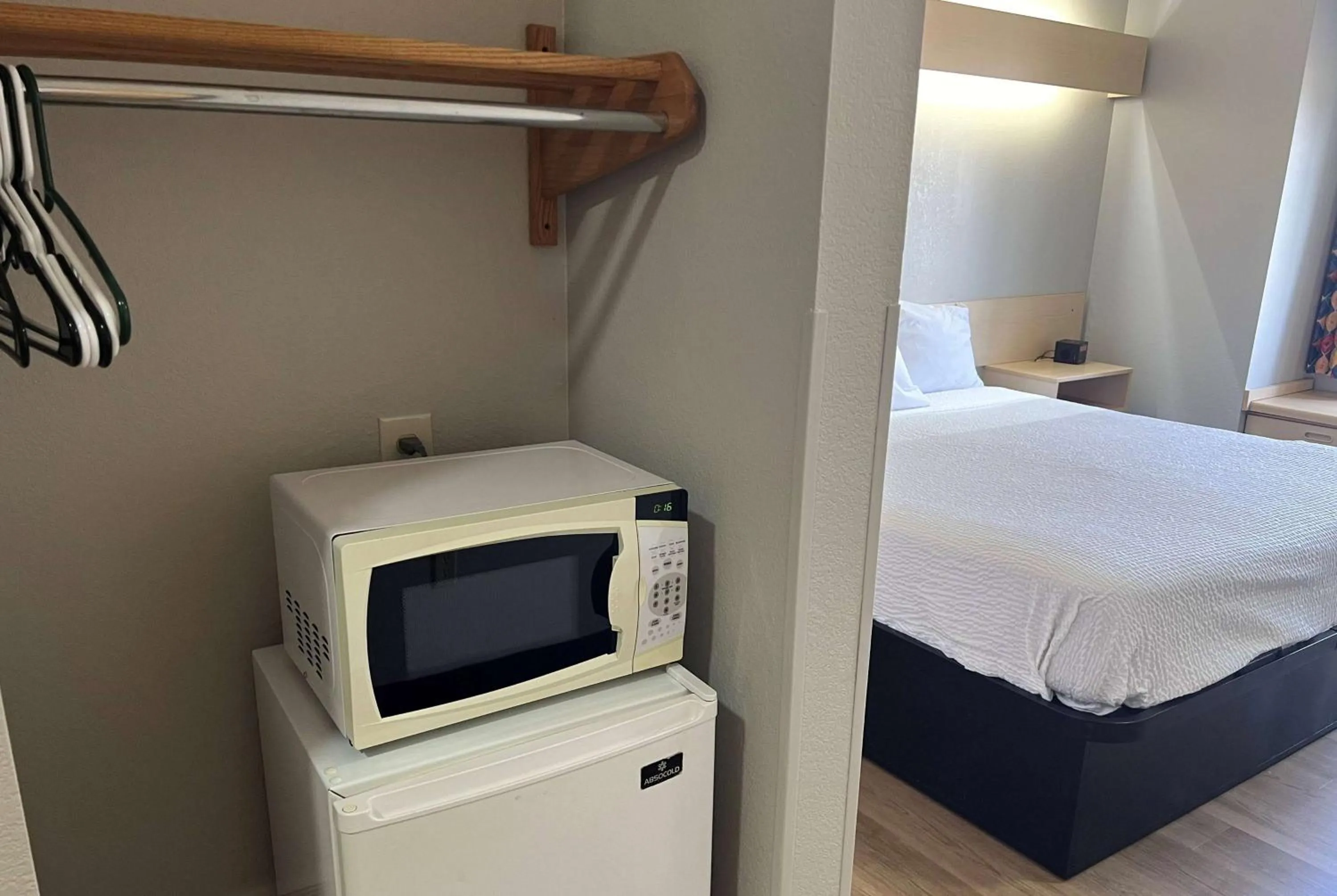 Photo of the whole room, Bed in Days Inn & Suites by Wyndham Hutchinson