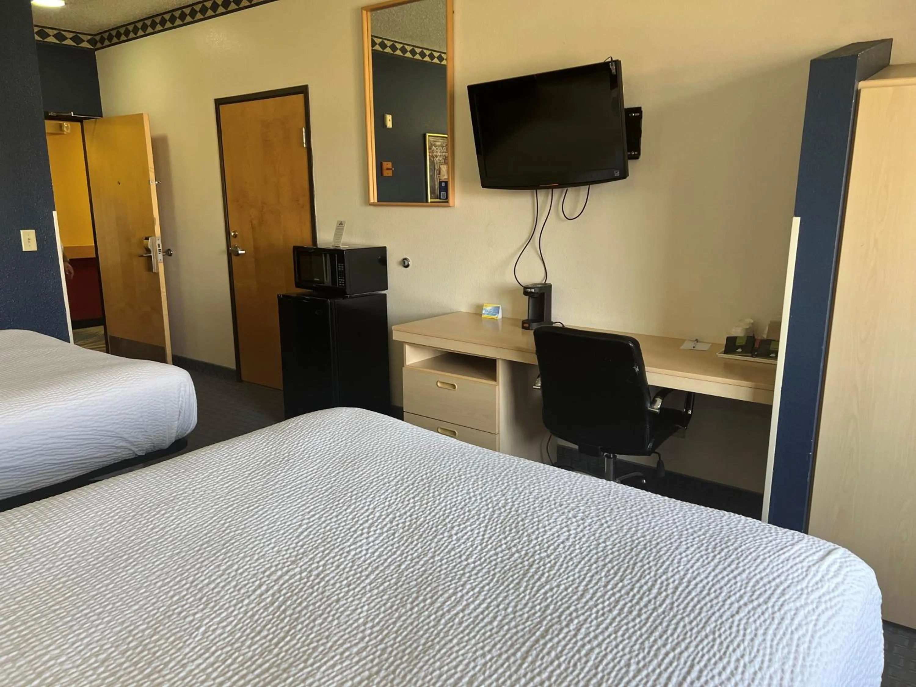 Bed in Days Inn & Suites by Wyndham Hutchinson