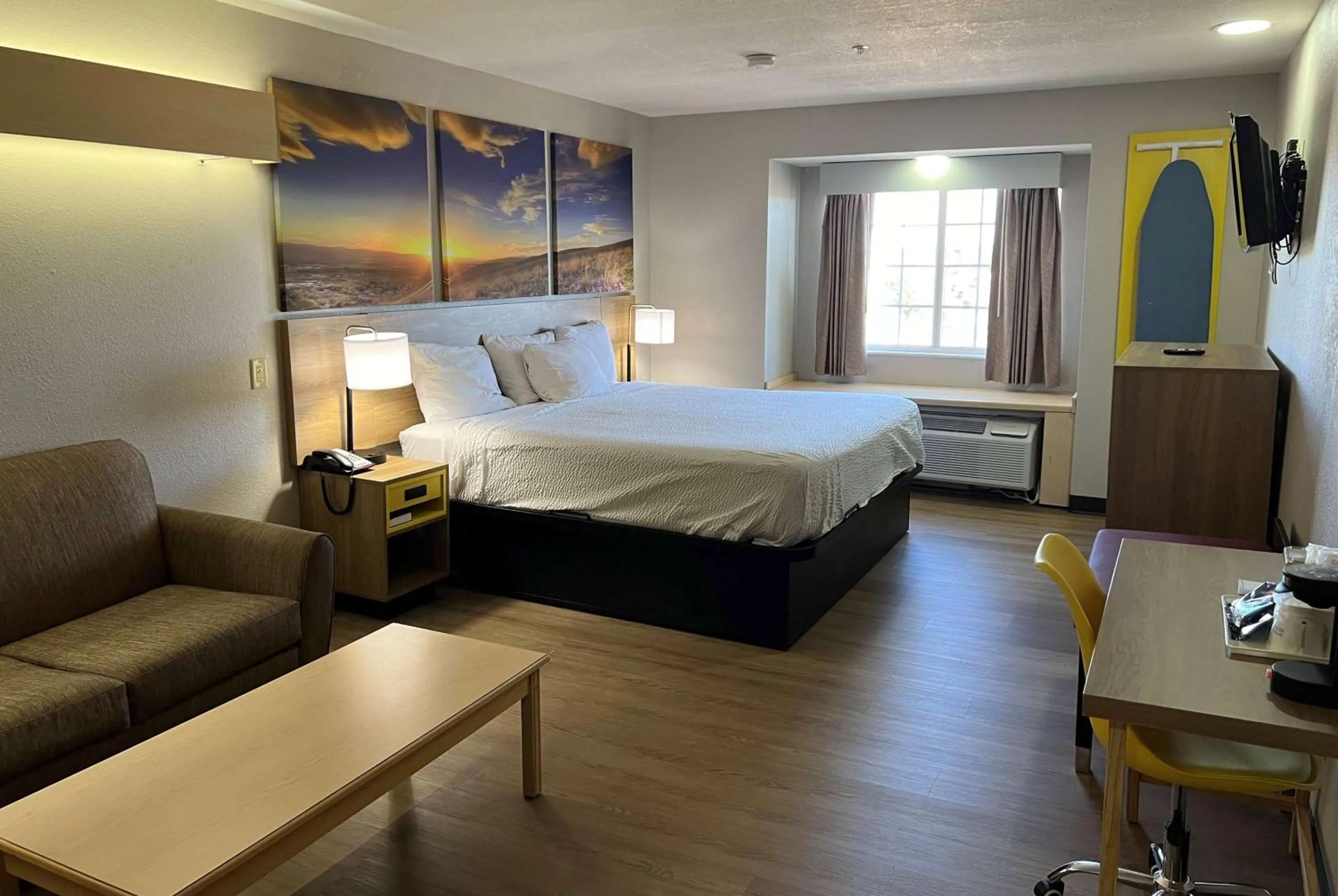 Photo of the whole room, Bed in Days Inn & Suites by Wyndham Hutchinson