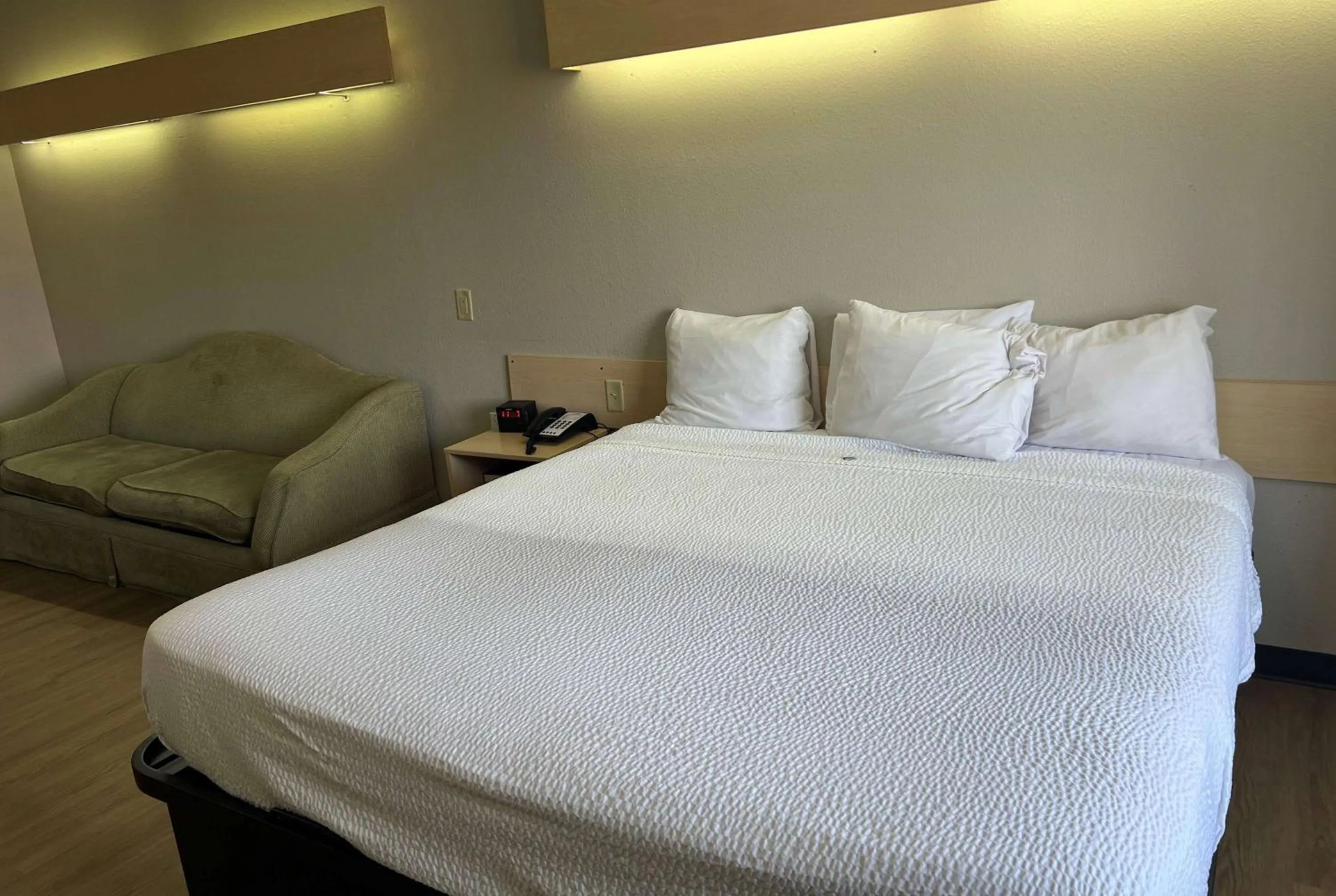 Photo of the whole room, Bed in Days Inn & Suites by Wyndham Hutchinson