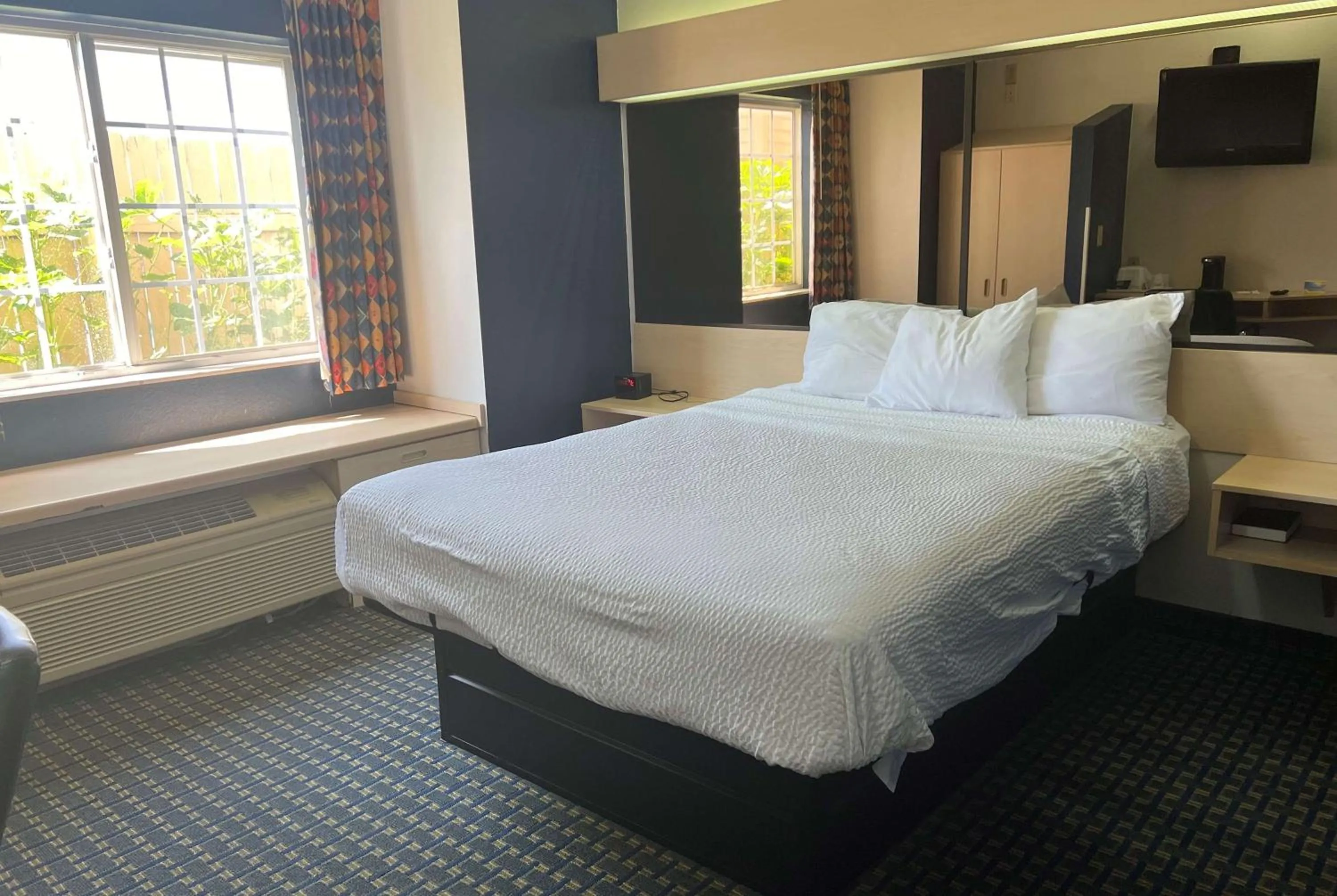 Photo of the whole room, Bed in Days Inn & Suites by Wyndham Hutchinson