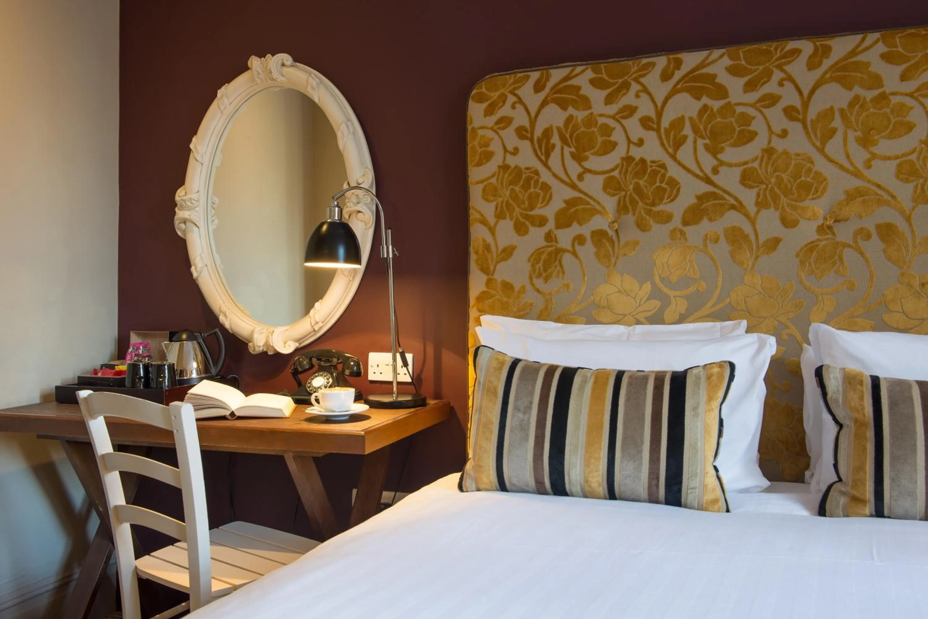 Bedroom, Bed in The Crown Manor House Hotel