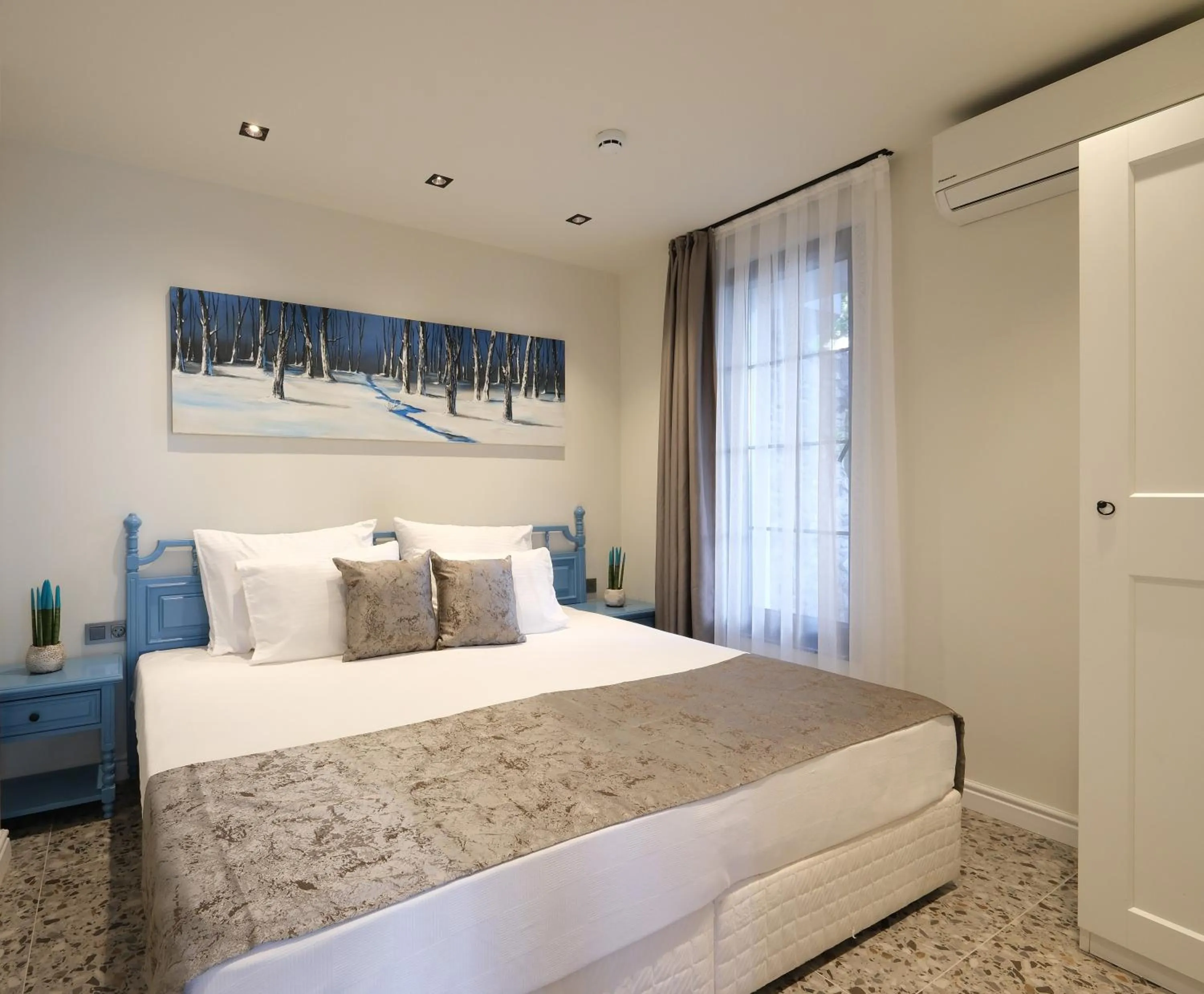 Bedroom, Bed in Wolf Suites