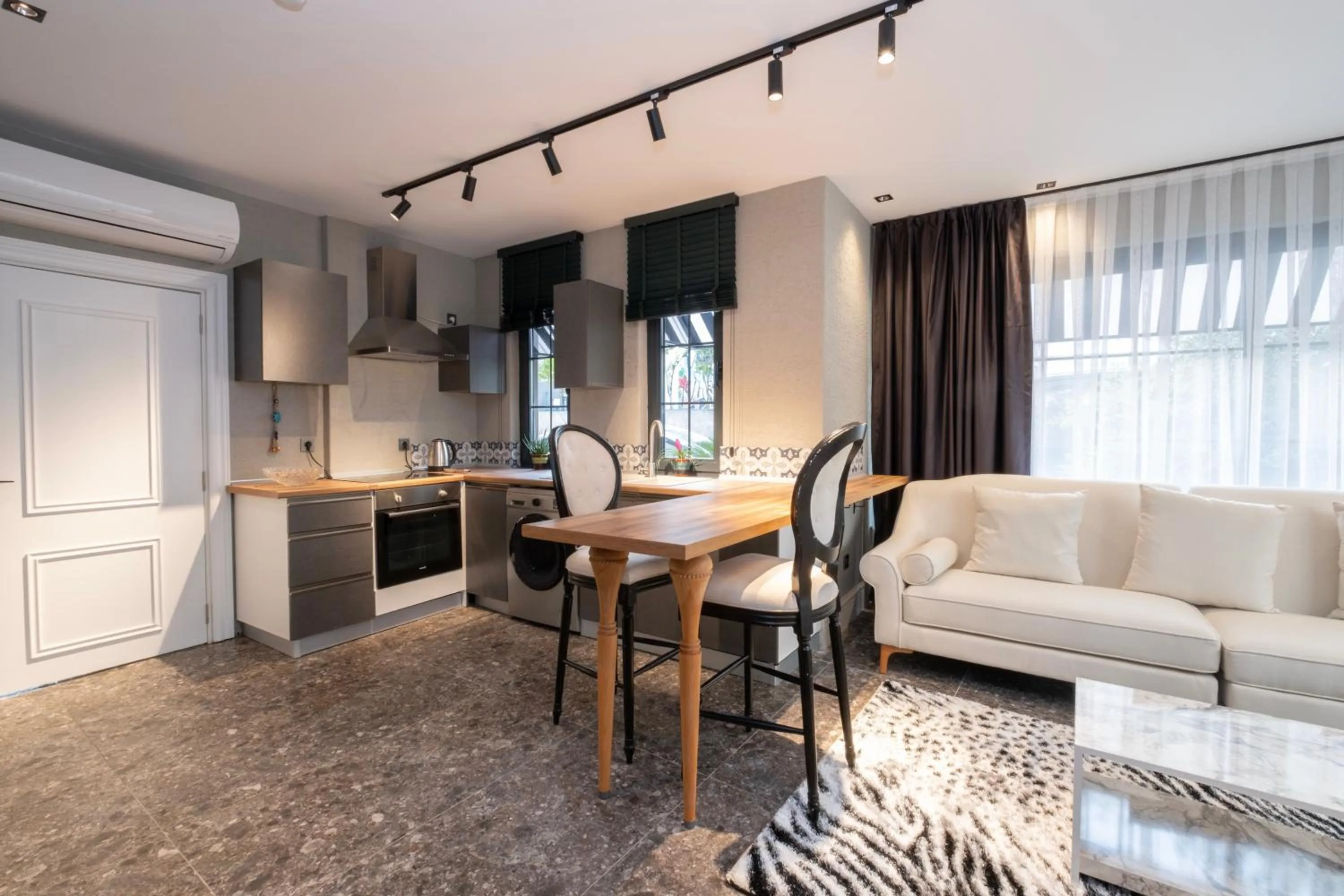 Kitchen or kitchenette in Wolf Suites