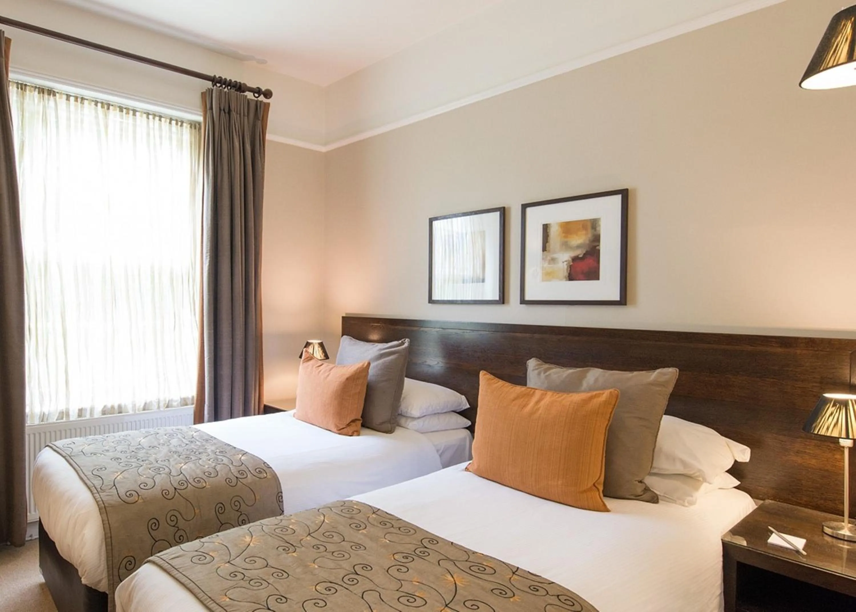 Bedroom, Bed in Forest Lodge Hotel