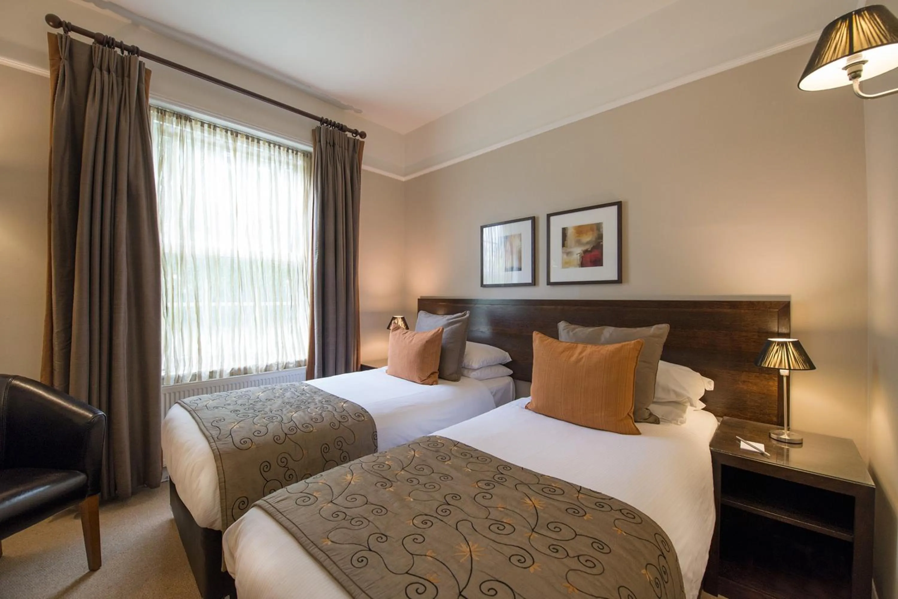 Bedroom, Bed in Forest Lodge Hotel