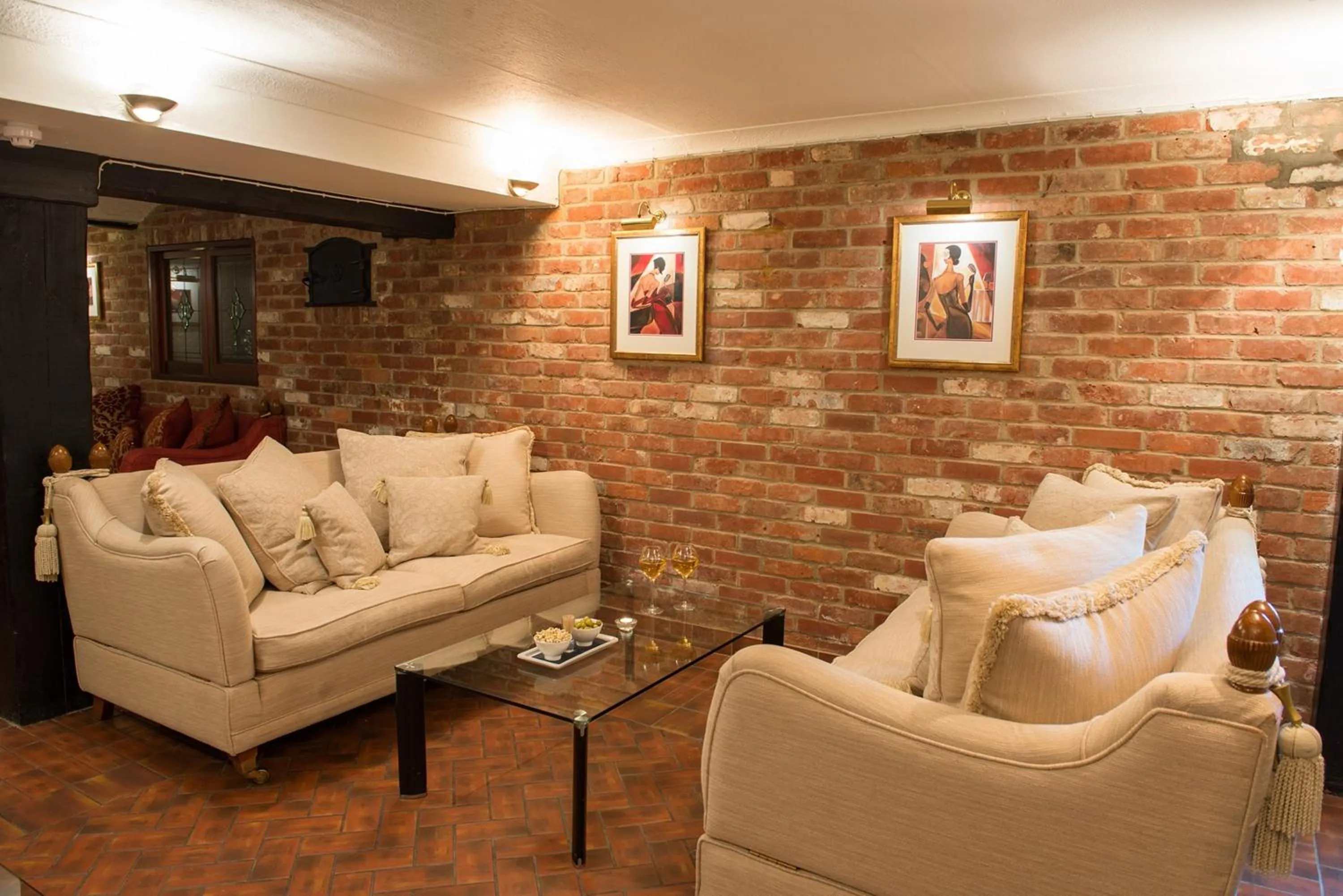 Communal lounge/ TV room in Forest Lodge Hotel