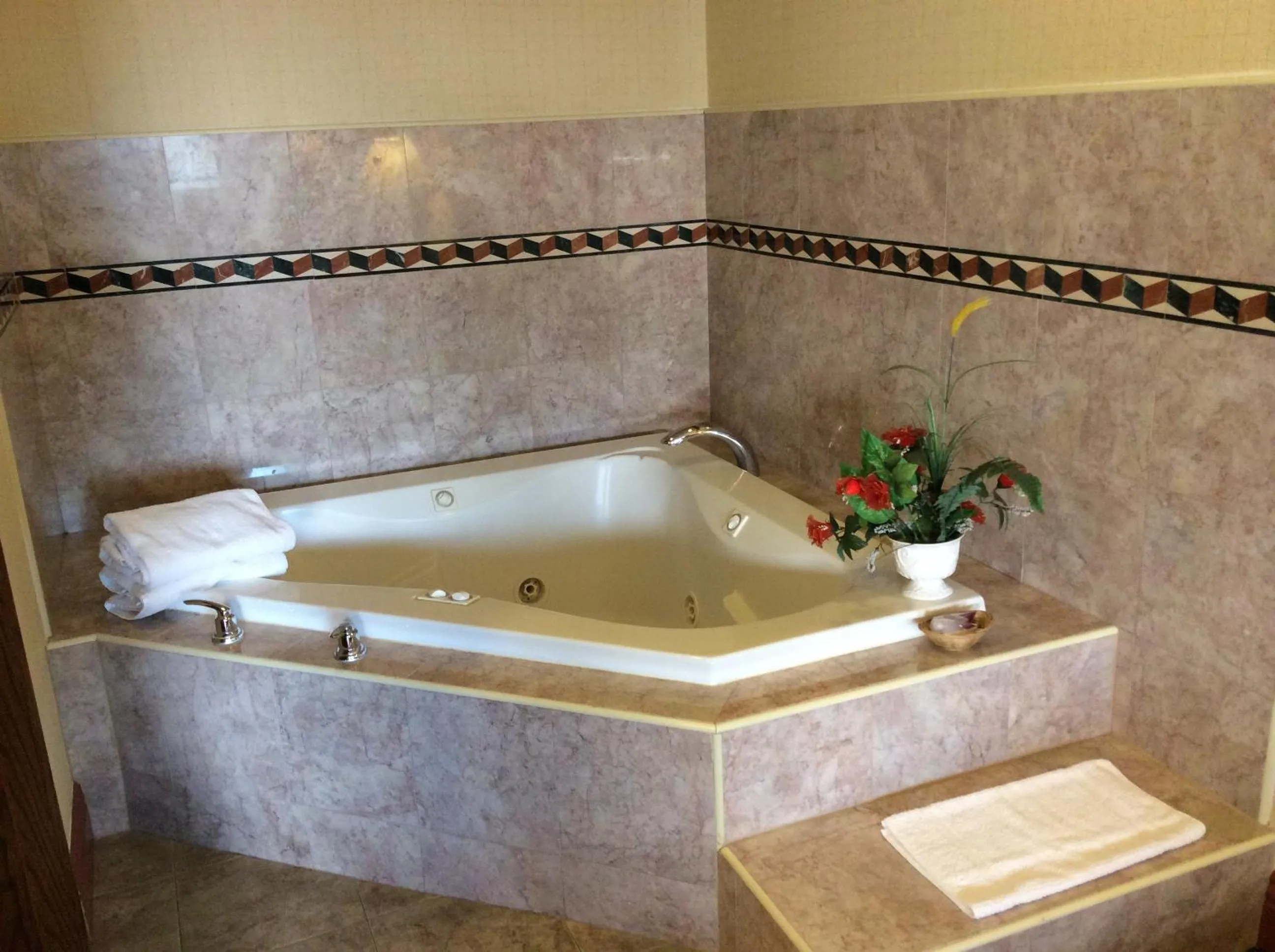Hot Tub in New Century Inn