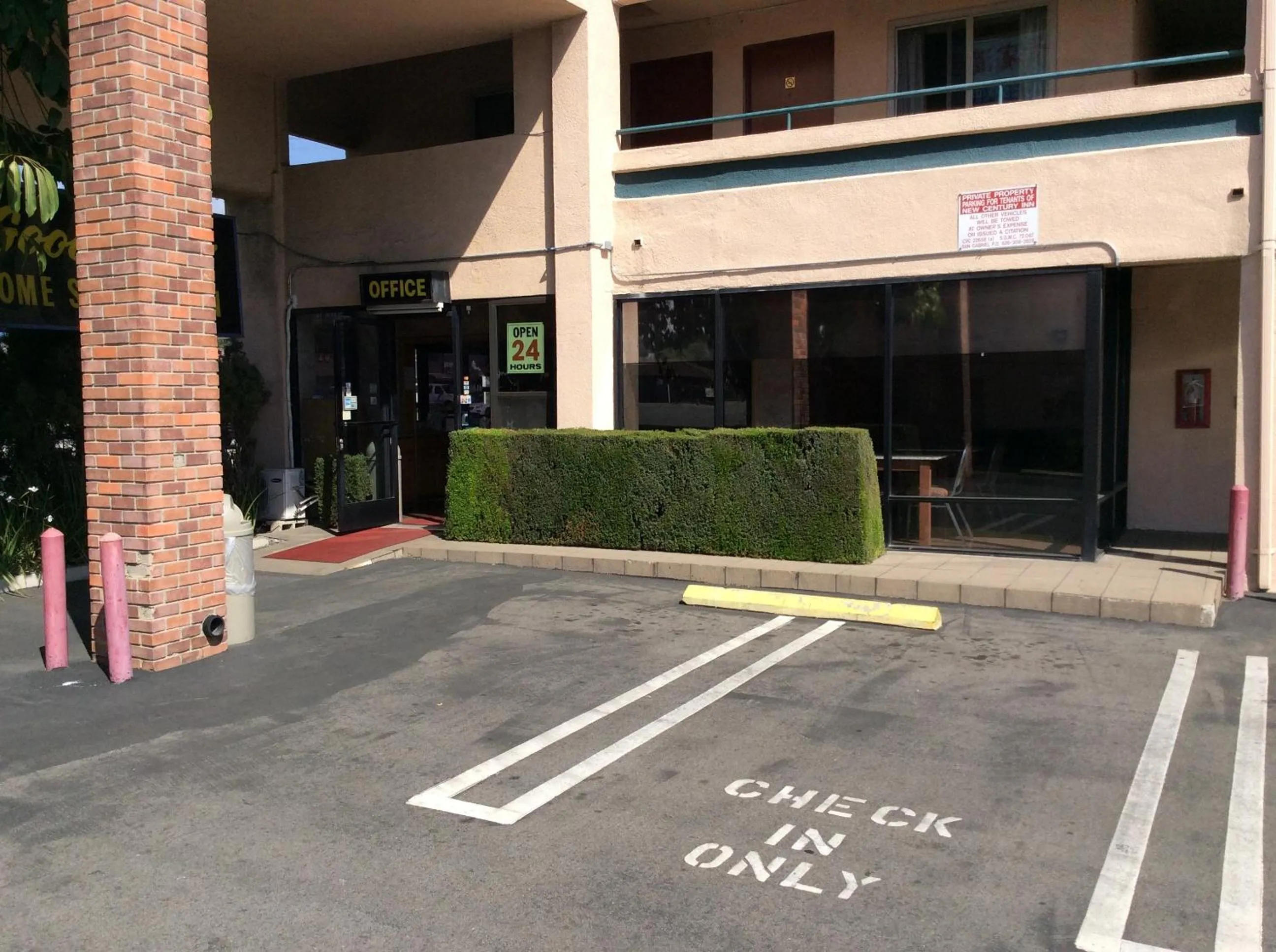 Facade/entrance in New Century Inn