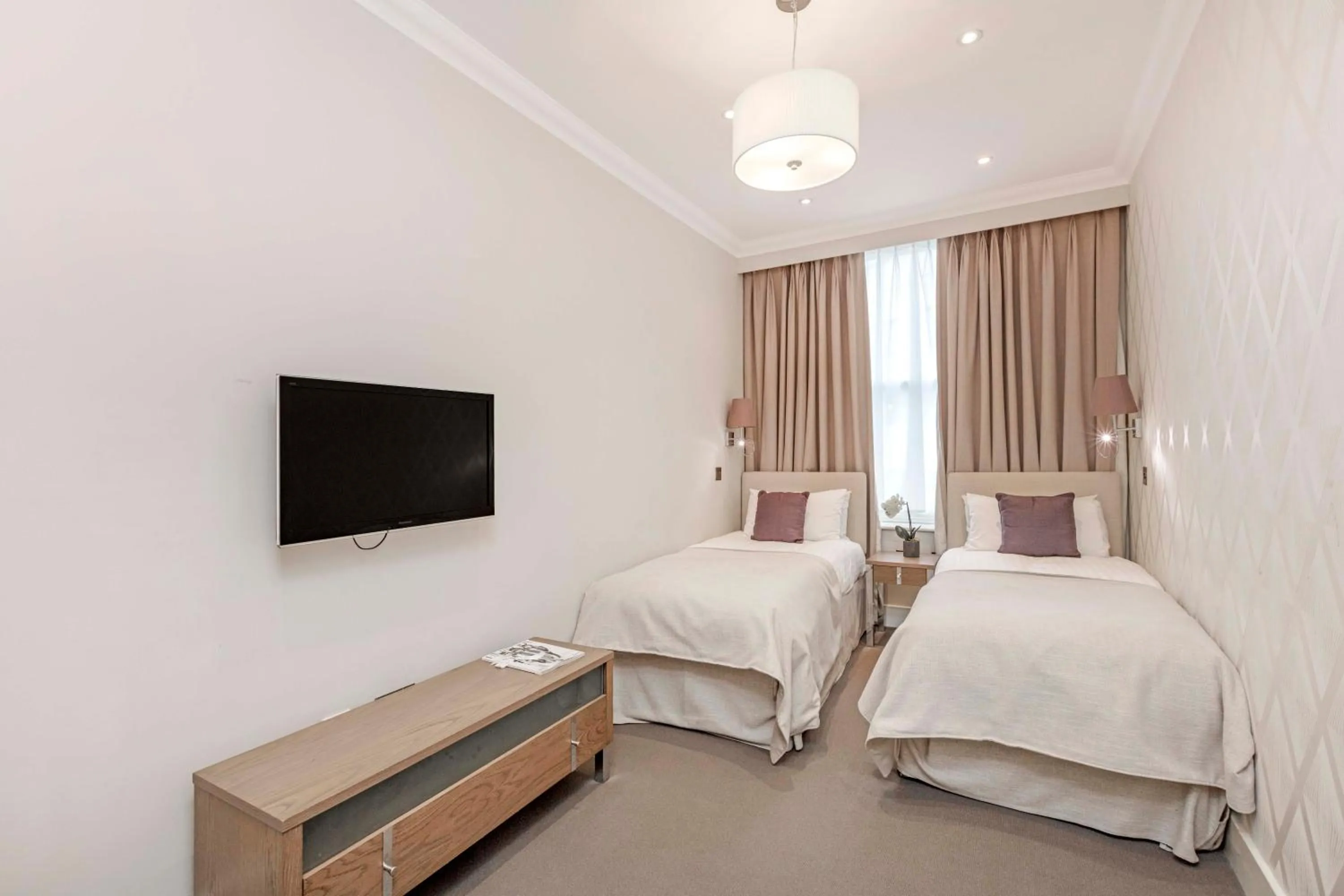 Bedroom, Bed in Ashburn Court Apartments