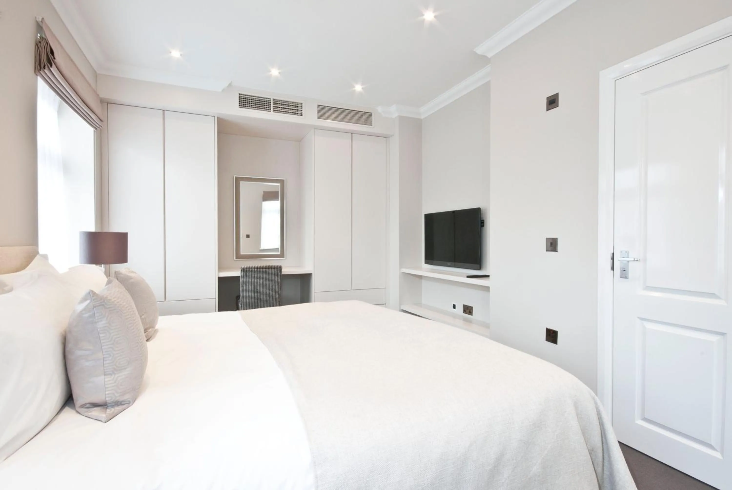 Bedroom, Bed in Ashburn Court Apartments