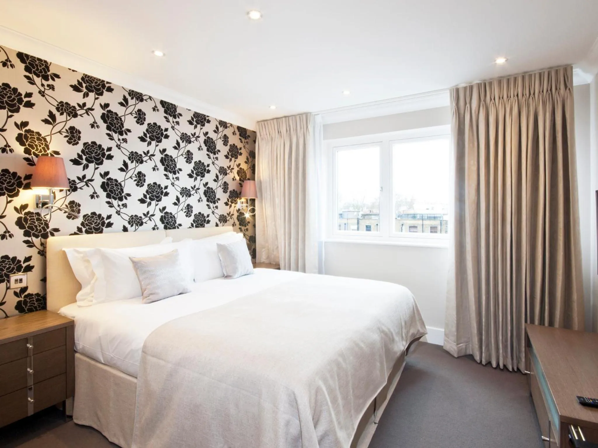 Bedroom, Bed in Ashburn Court Apartments