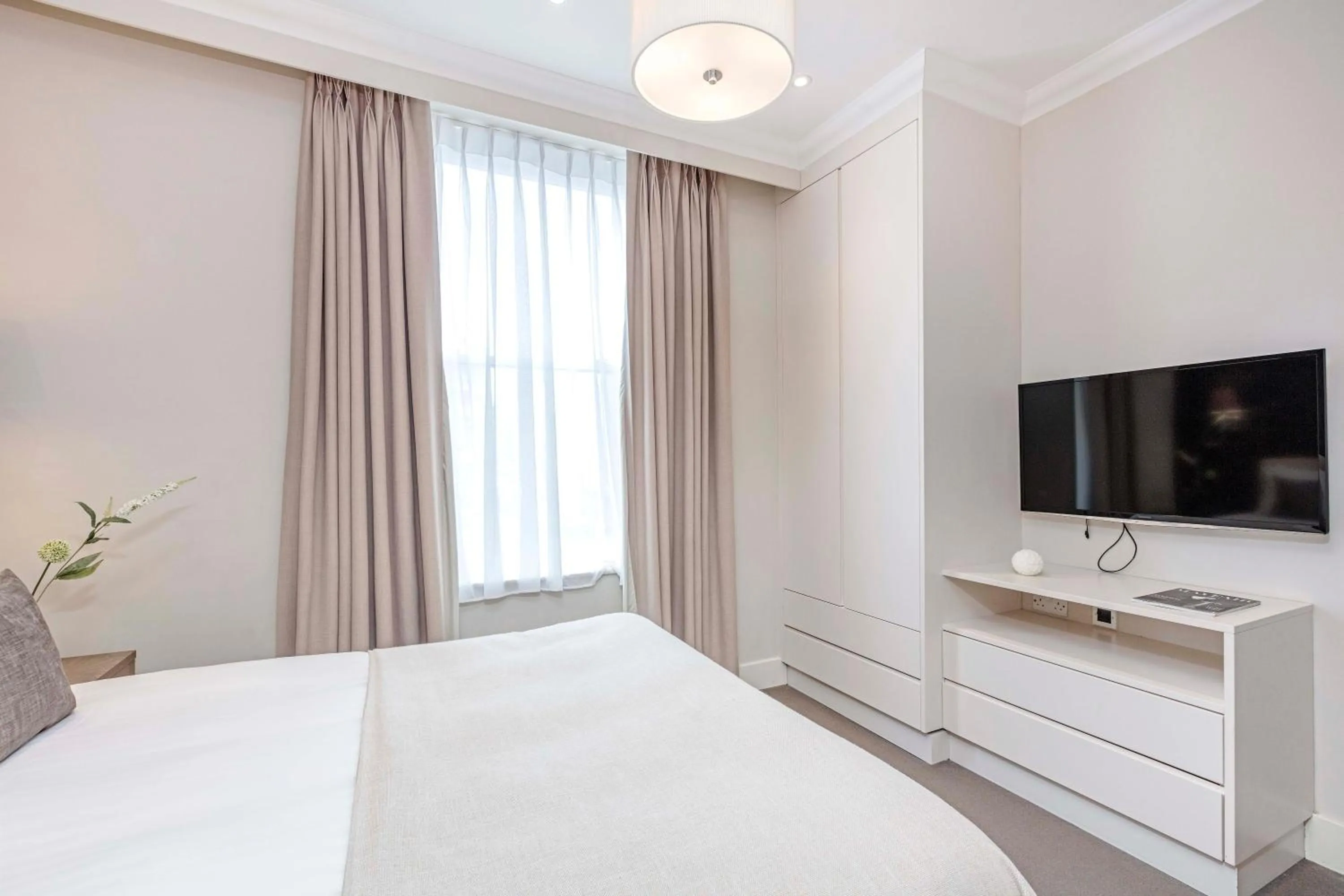 Bedroom, Bed in Ashburn Court Apartments