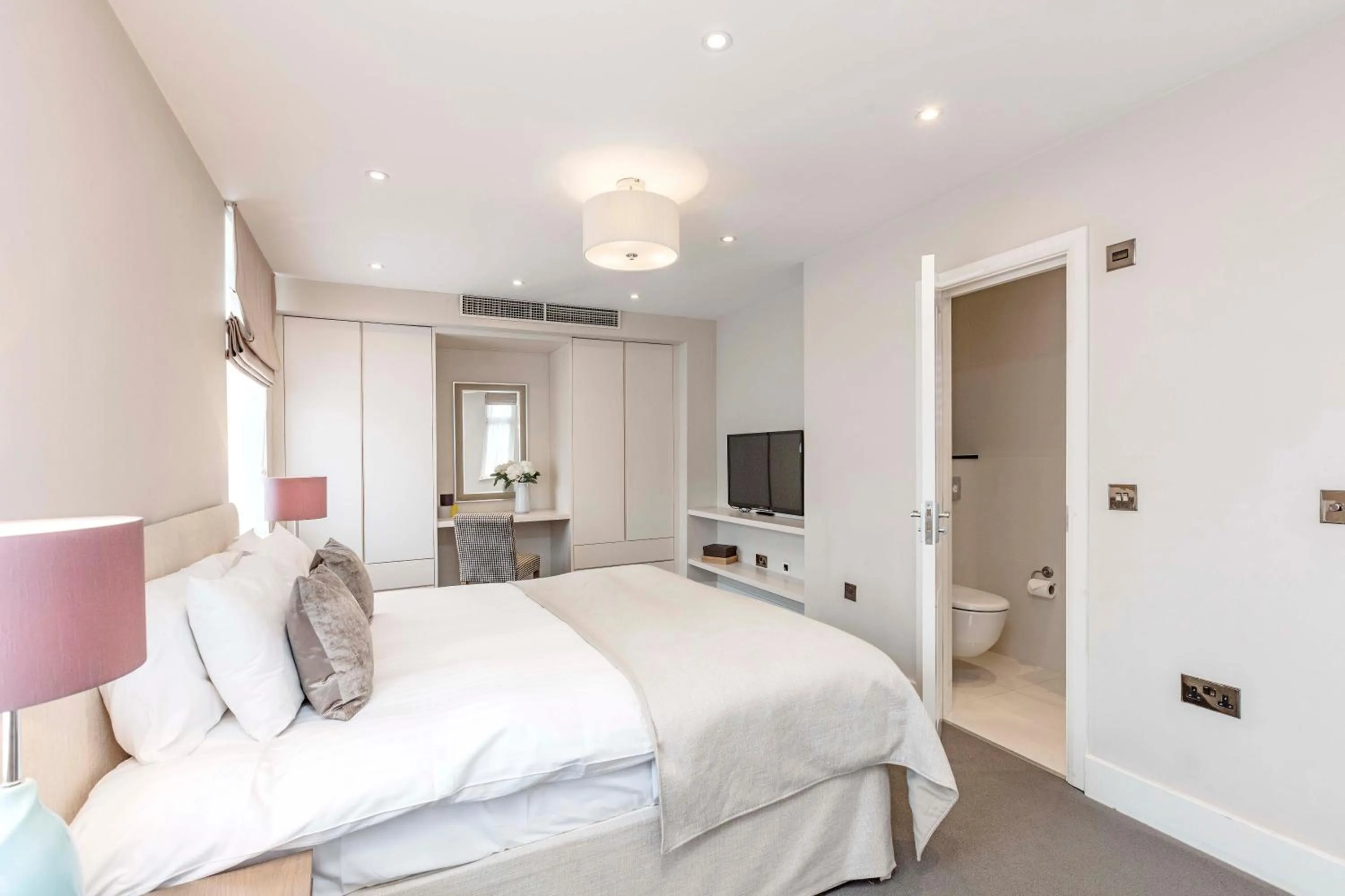 Bedroom, Bed in Ashburn Court Apartments