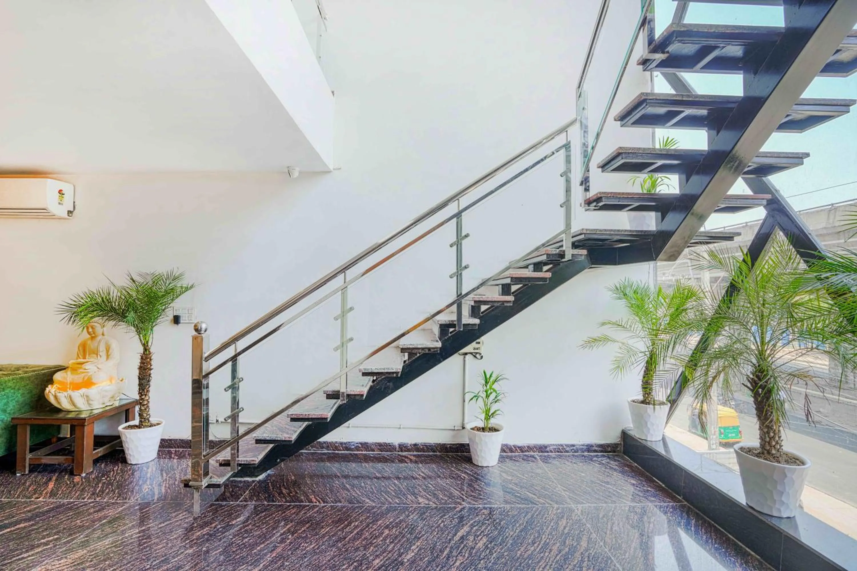 Lobby or reception in Hotel Paras Chandigarh Zirakpur