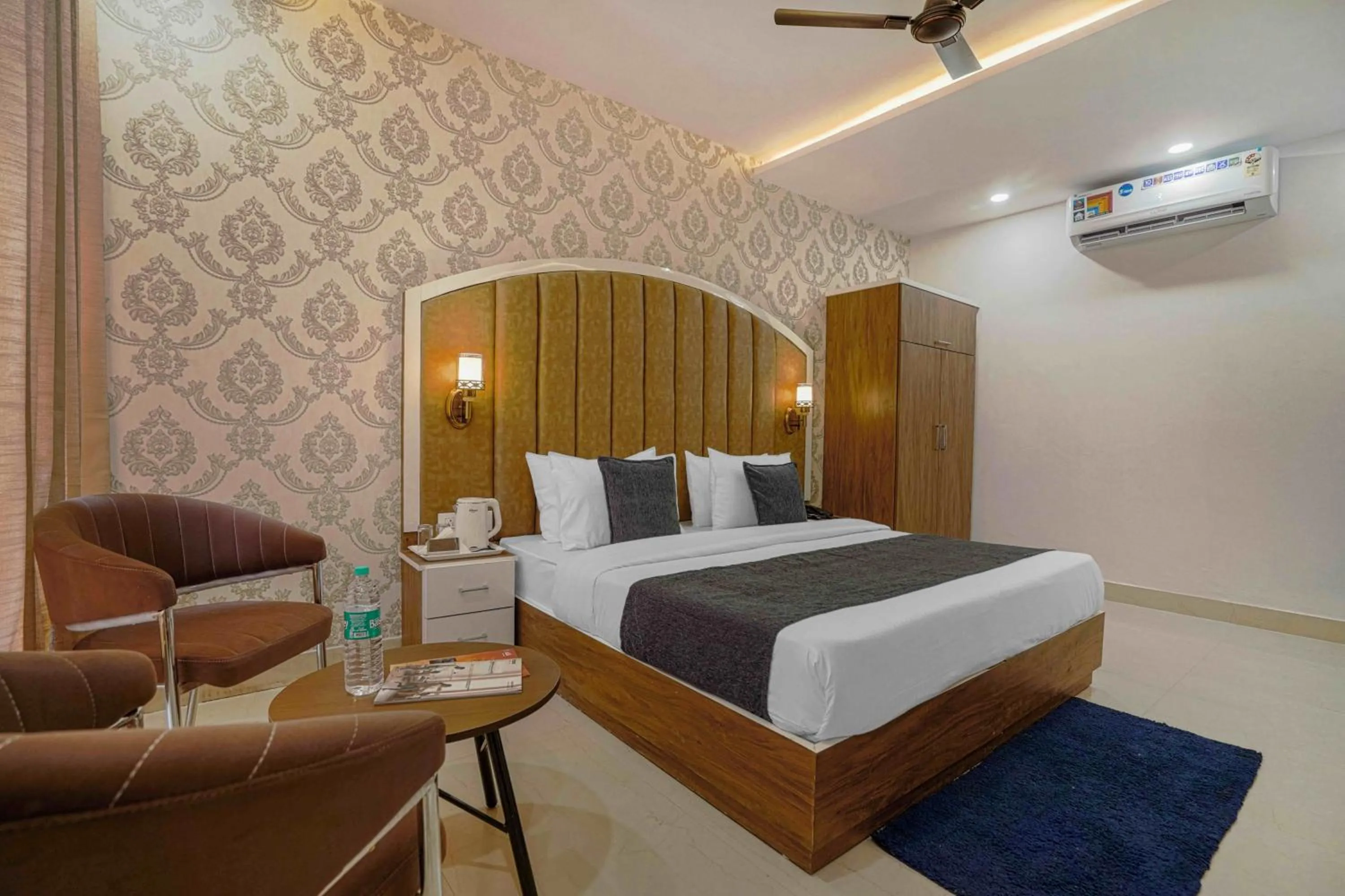 Photo of the whole room, Bed in Hotel Paras Chandigarh Zirakpur