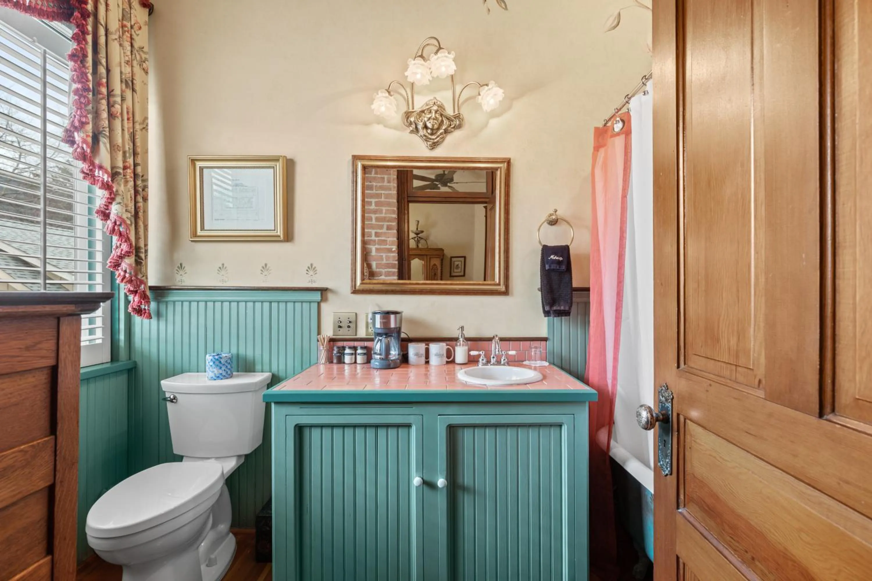 Toilet in The Peerless Hotel