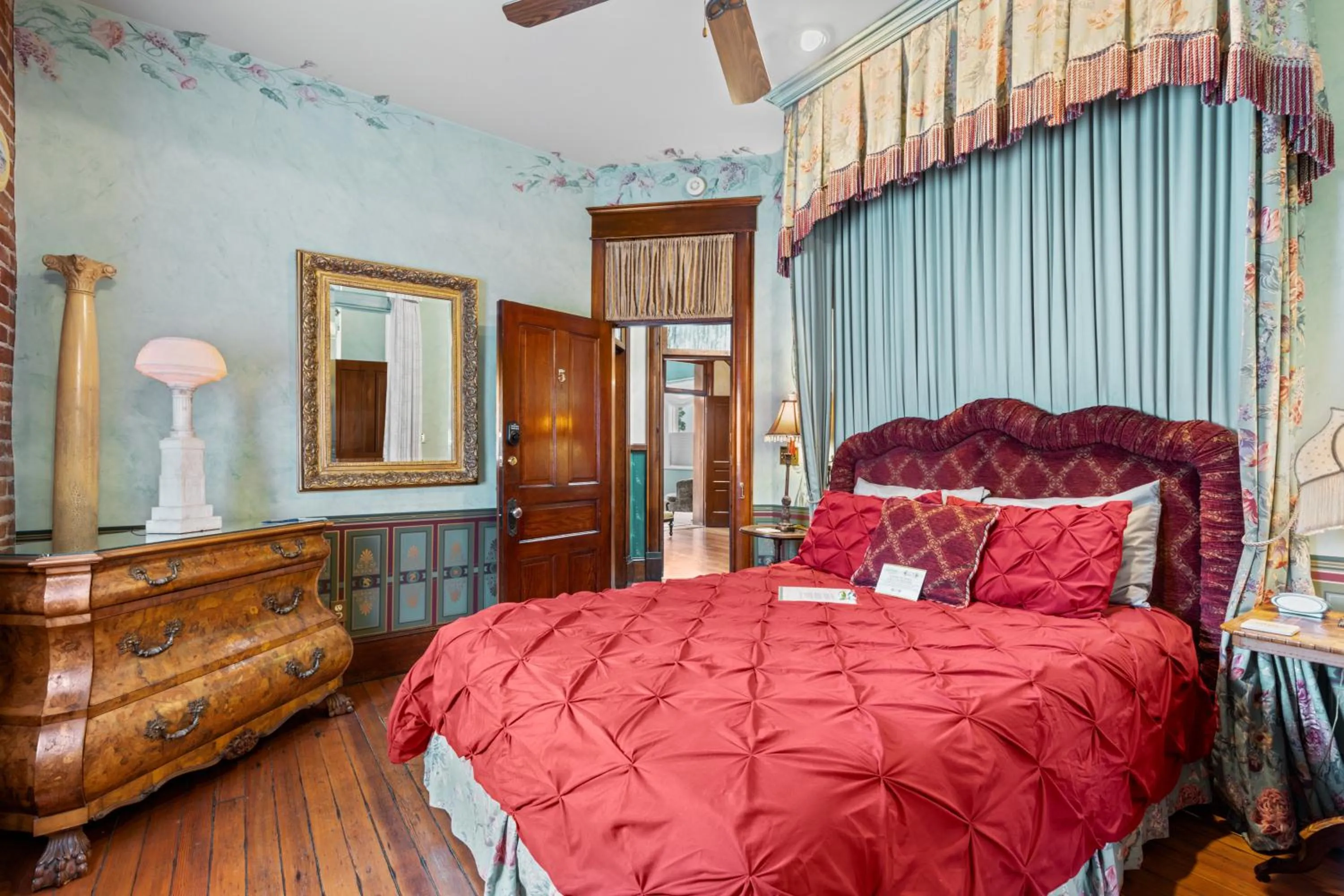 Bed in The Peerless Hotel