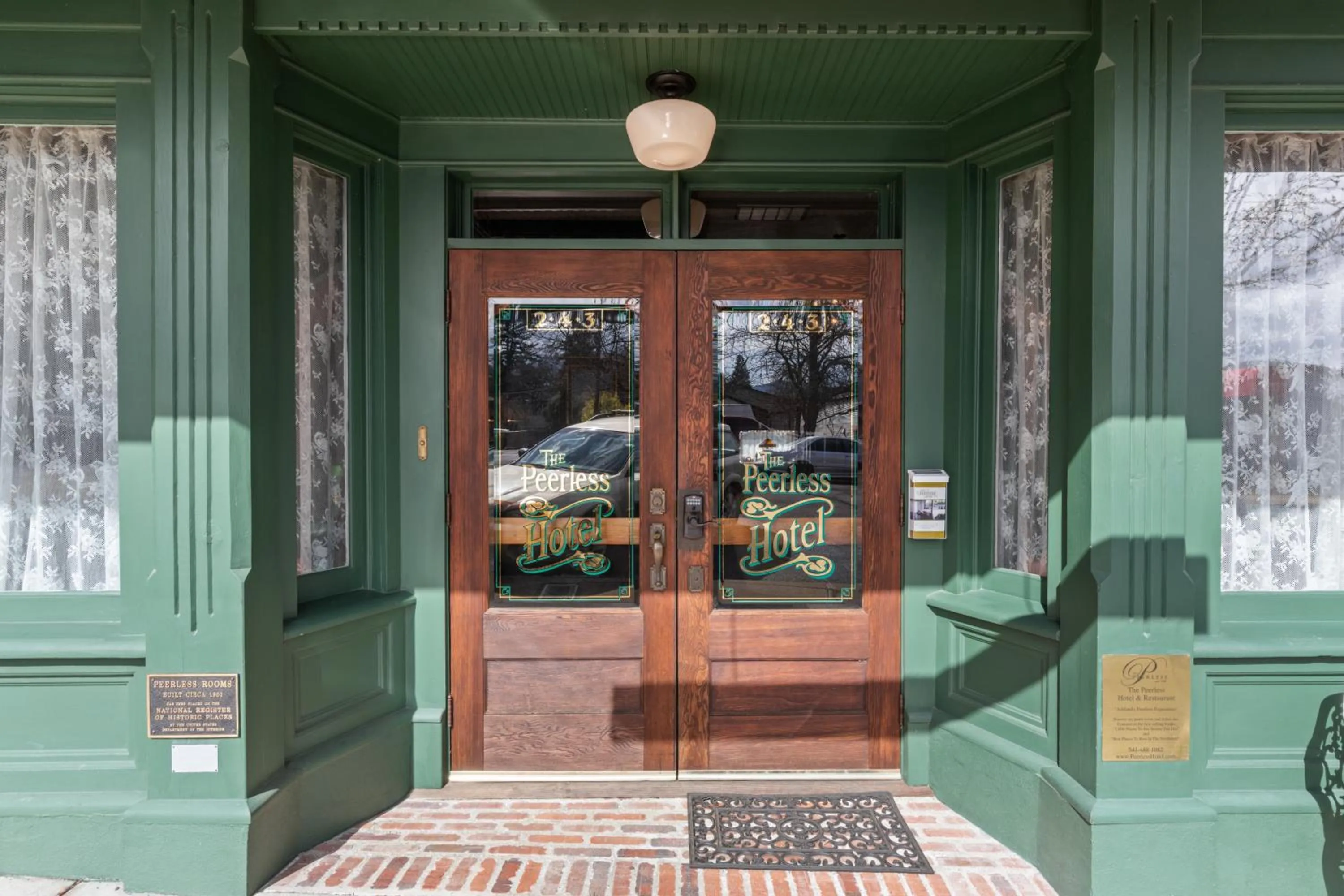 Facade/entrance in The Peerless Hotel