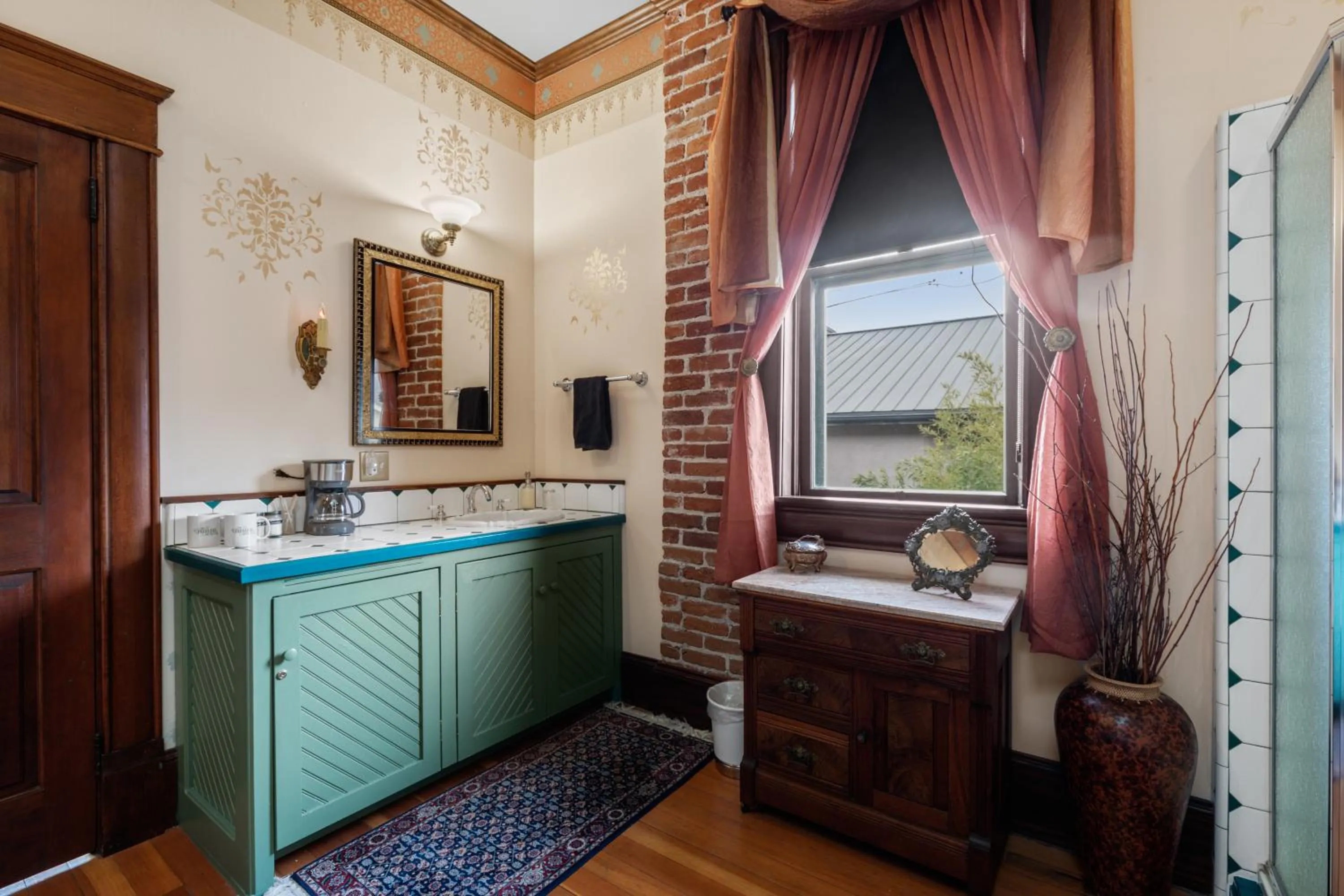 Bathroom in The Peerless Hotel