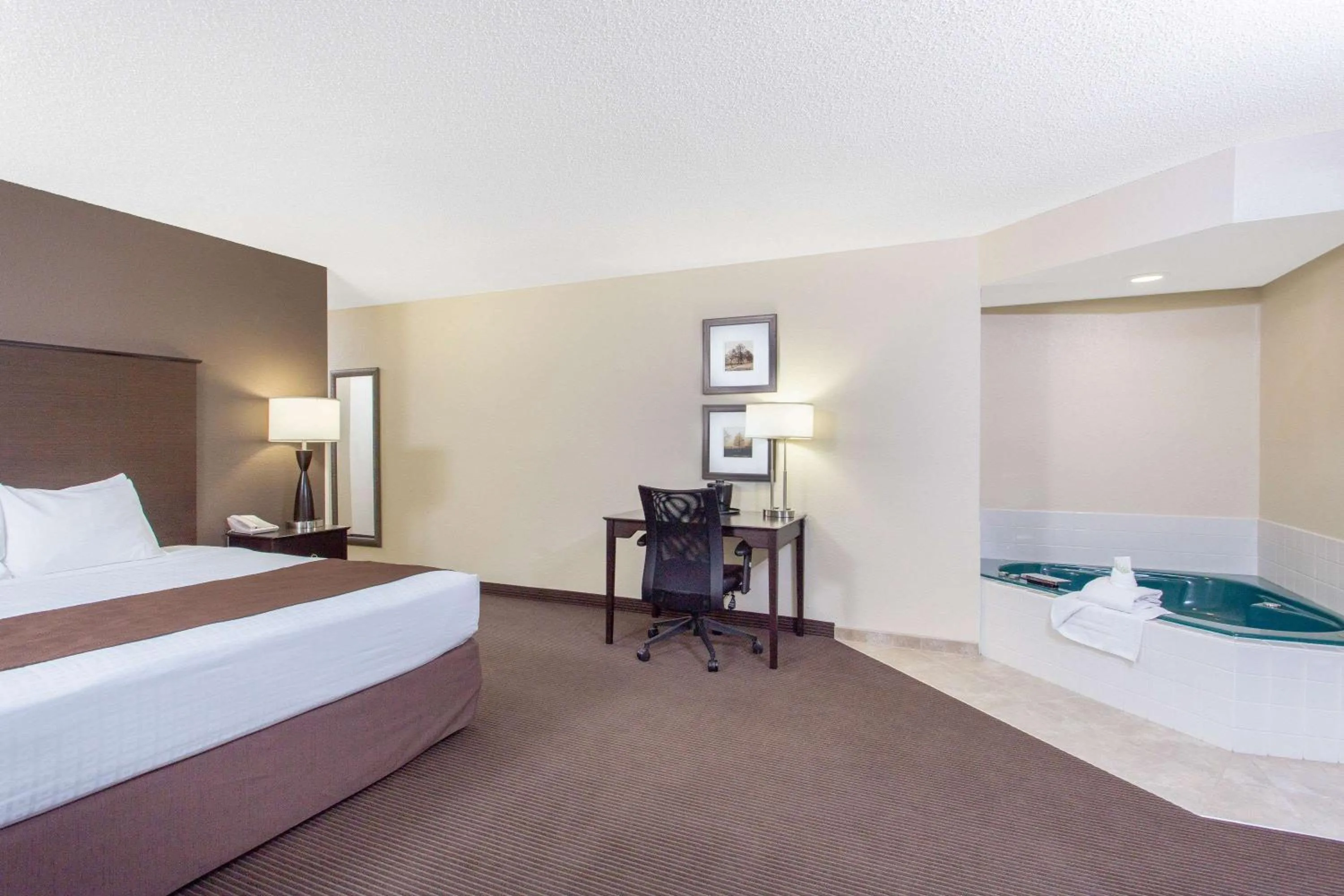 Photo of the whole room, Bed in AmericInn by Wyndham Rhinelander