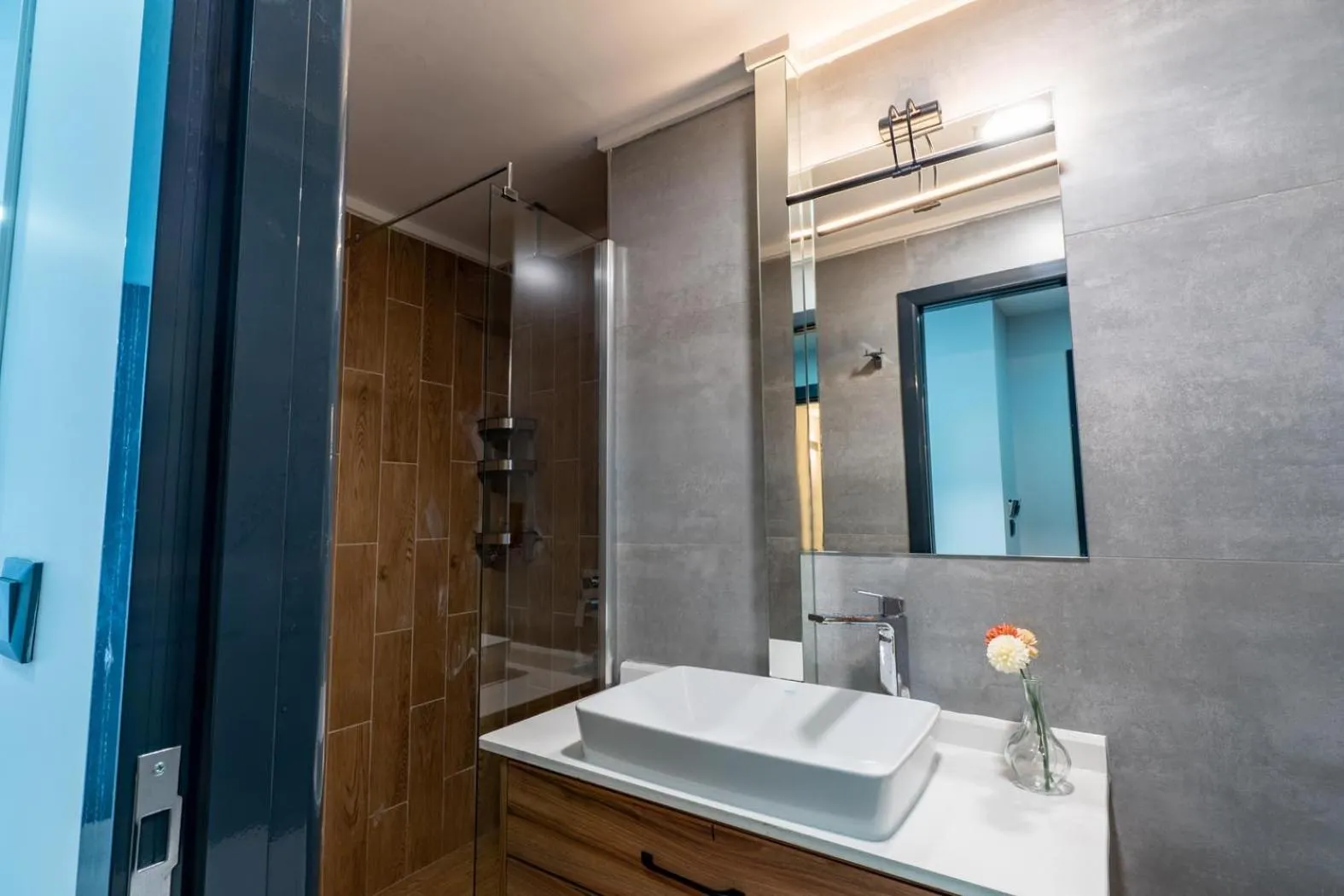 Shower in Yusufhan Suites
