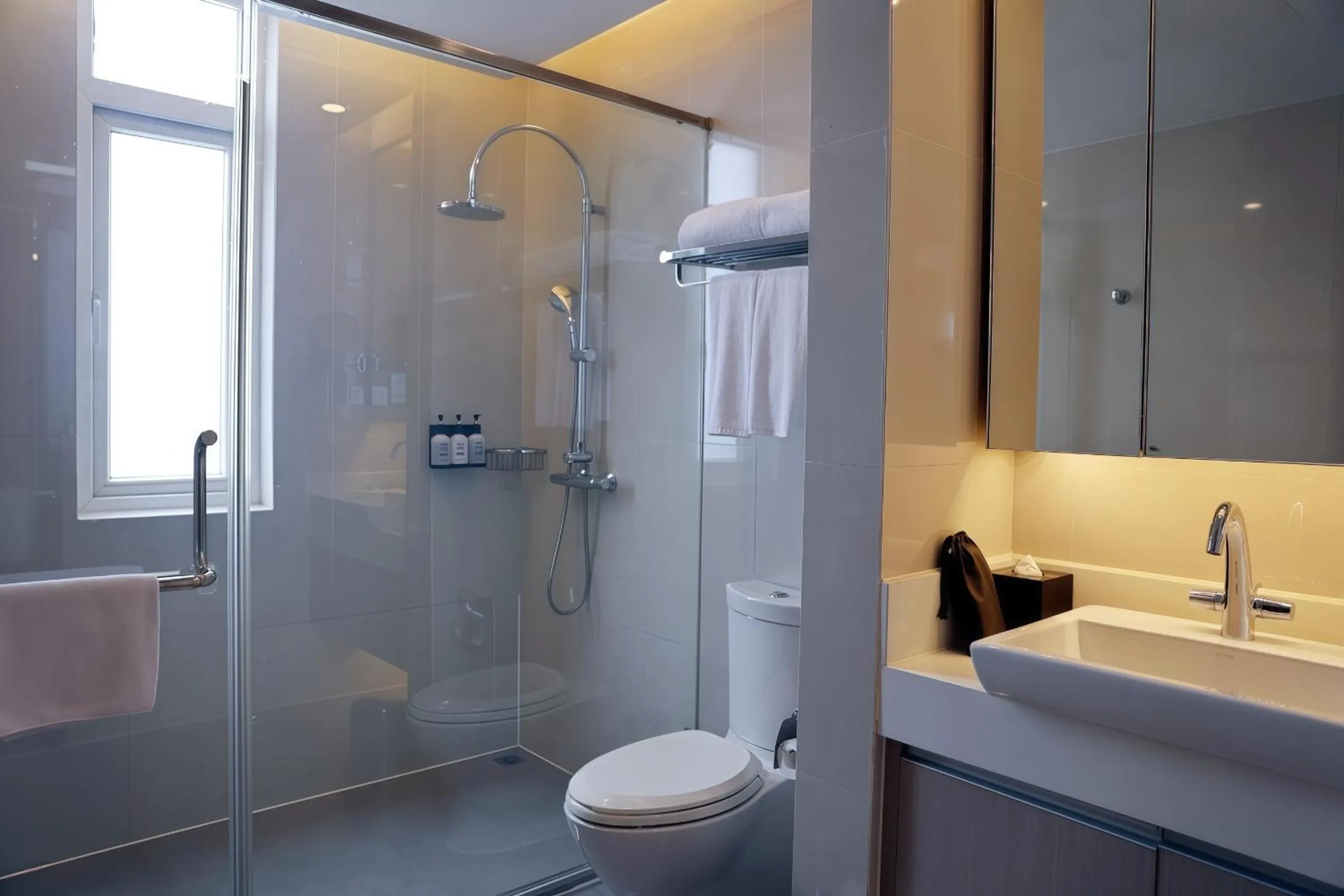 Bathroom in Modena by Fraser Zhuankou Wuhan