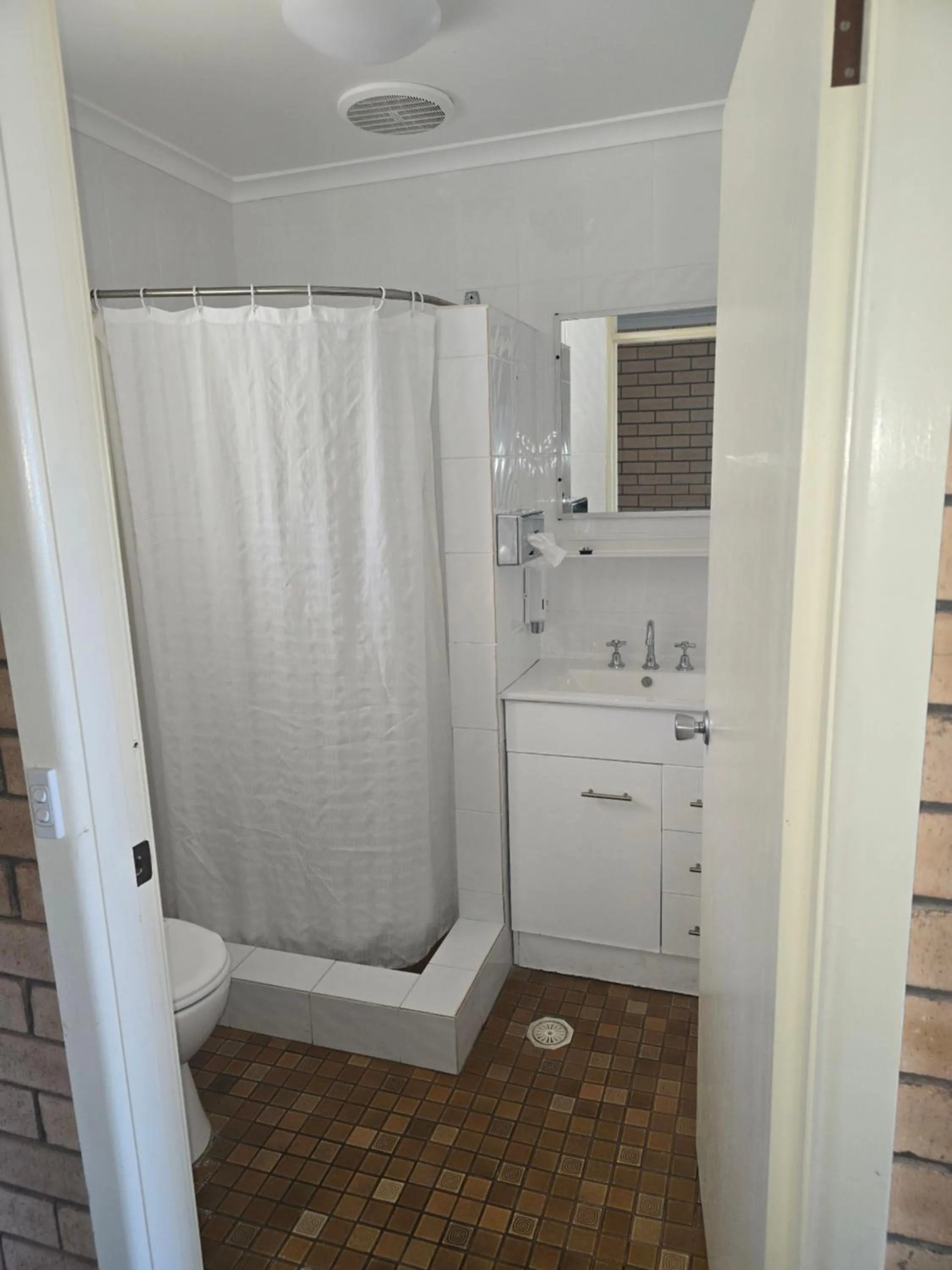 Bathroom in Bega Southtown Motor Inn