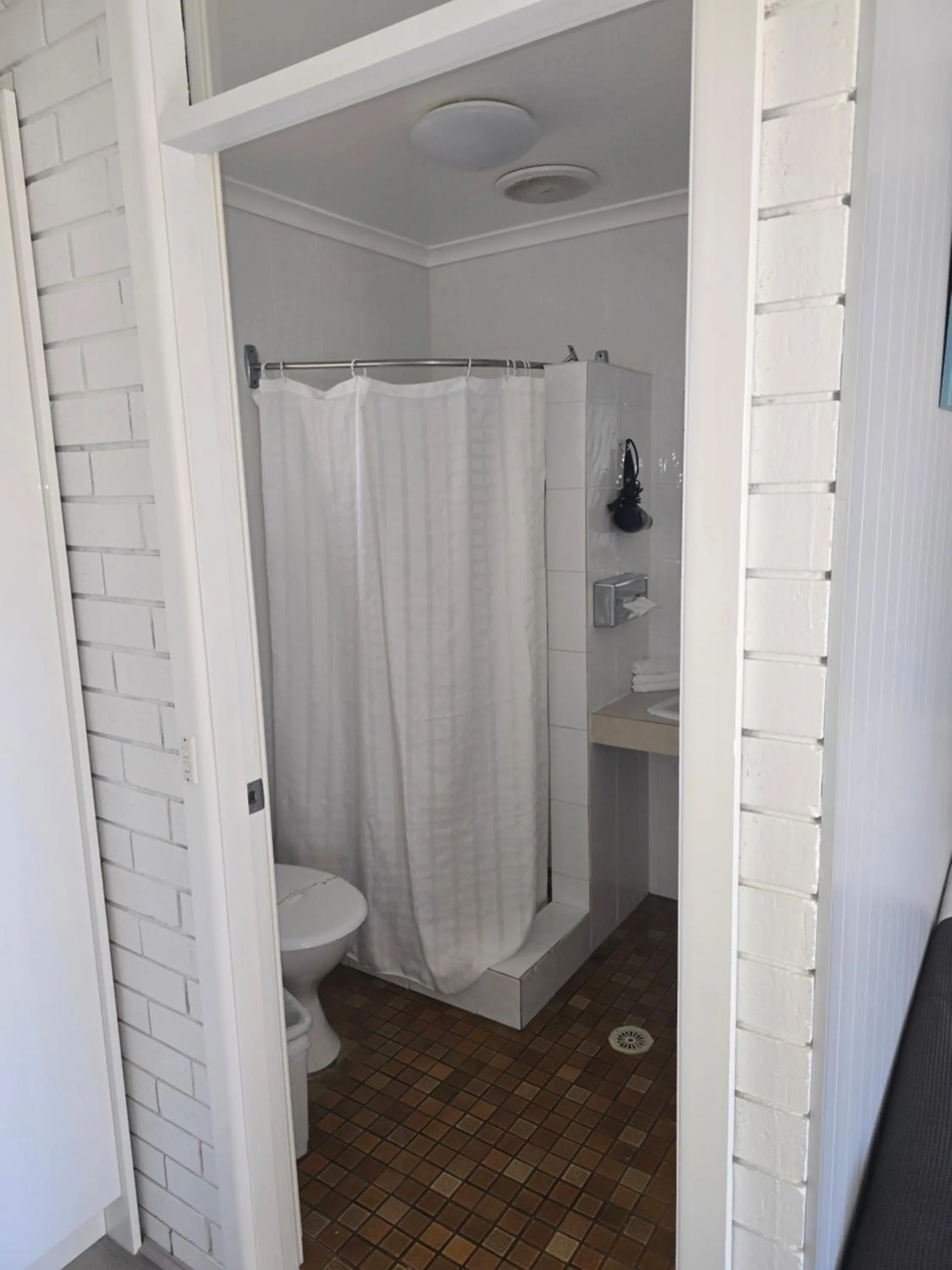 Bathroom in Bega Southtown Motor Inn