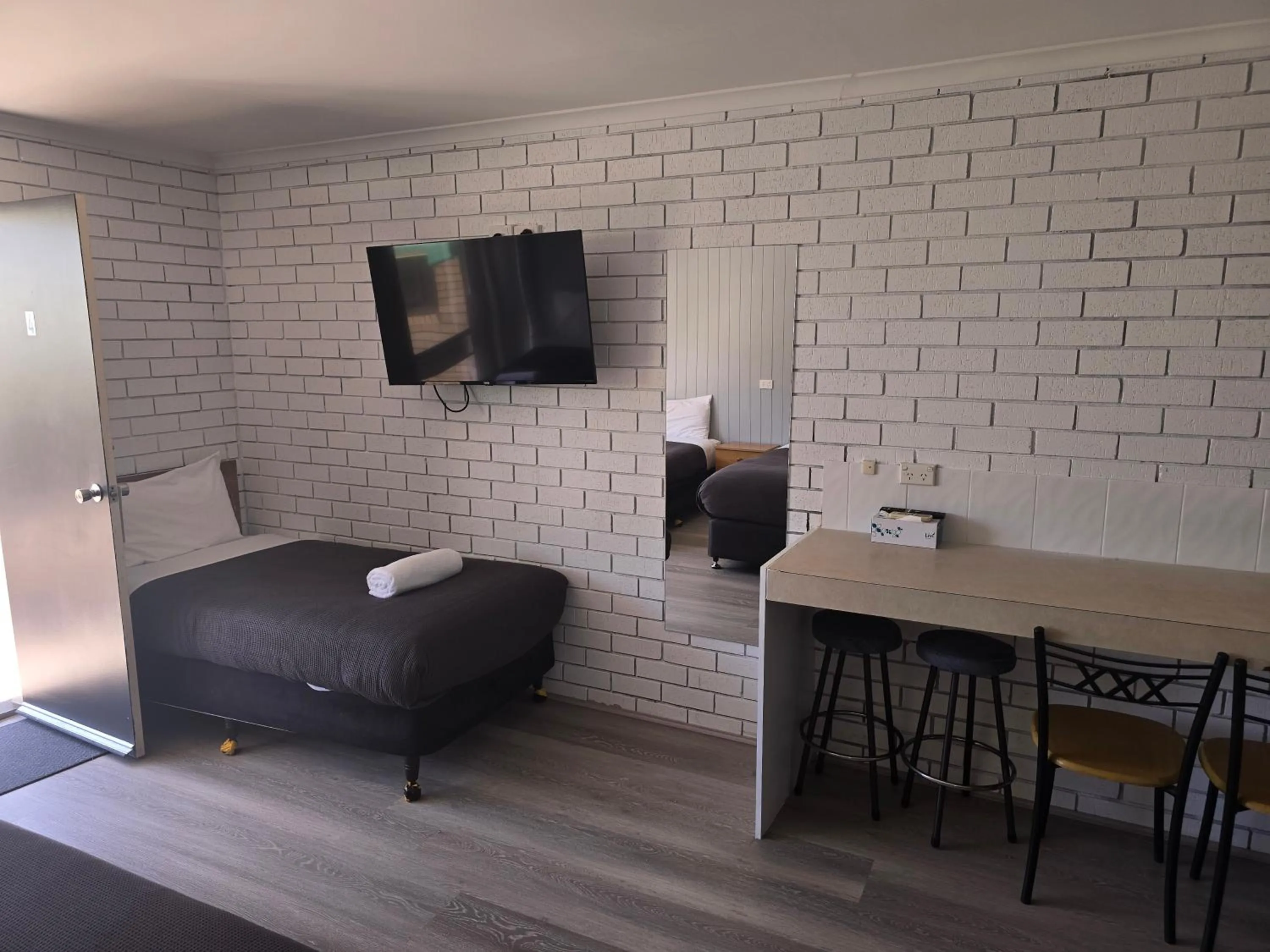 Communal lounge/ TV room in Bega Southtown Motor Inn