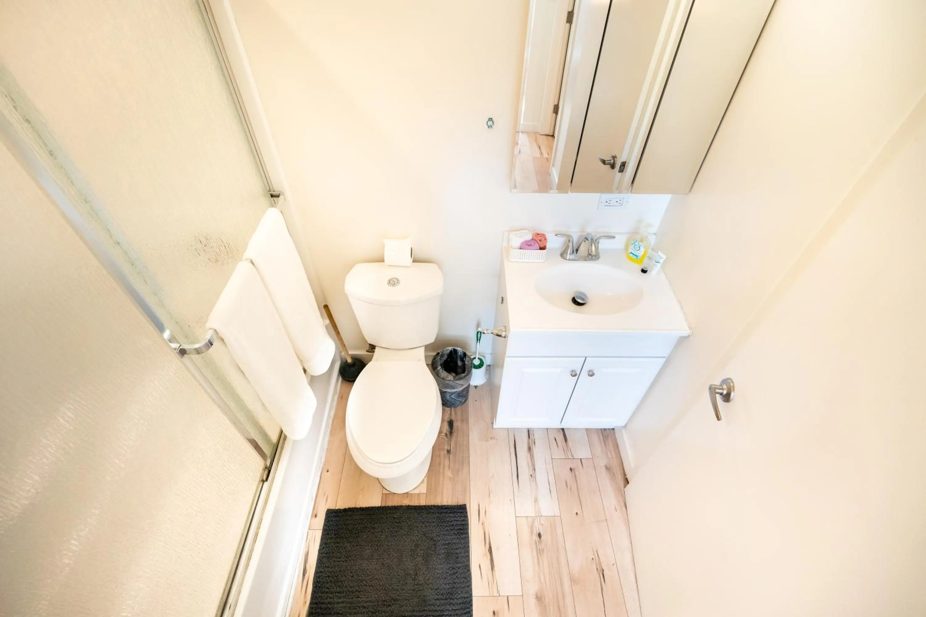 Shower in Hollywood 3Bedrooms Stylish Loft with 2 Parking