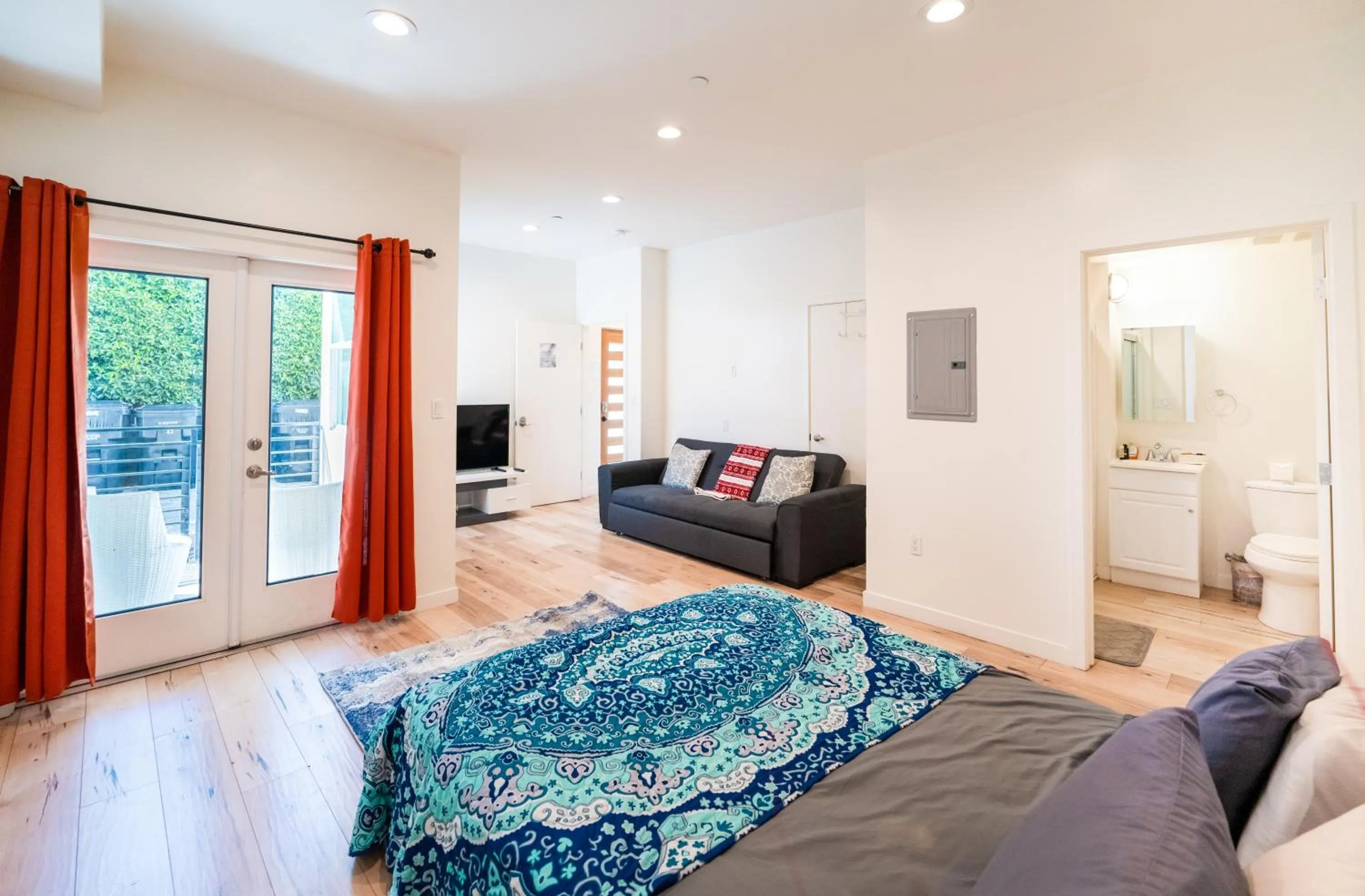 TV and multimedia in Hollywood 3Bedrooms Stylish Loft with 2 Parking