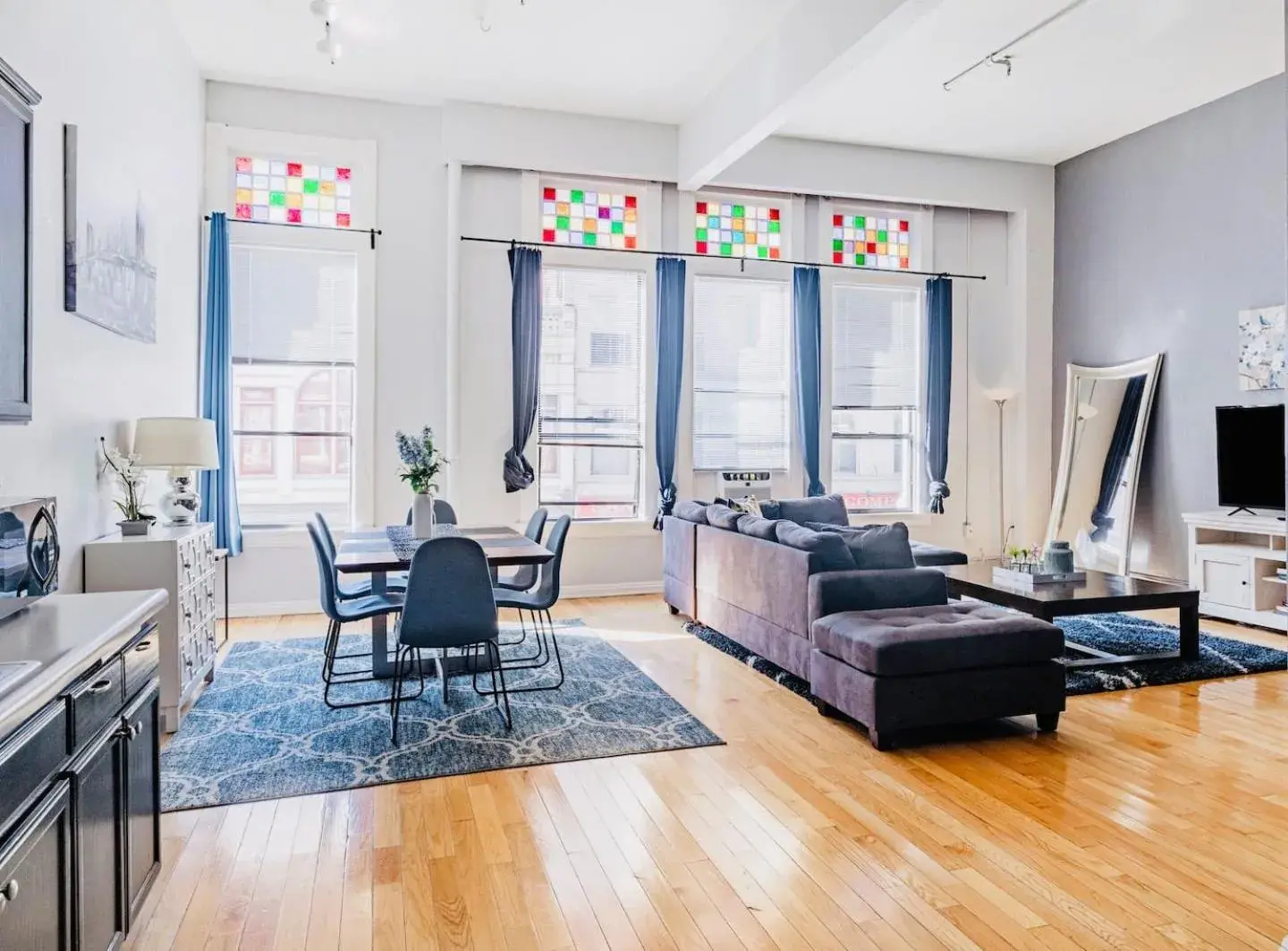 Free Parking Walk to Conv Center 5 Beds Loft Free Parking Walk to Conv Center 5 Beds Loft