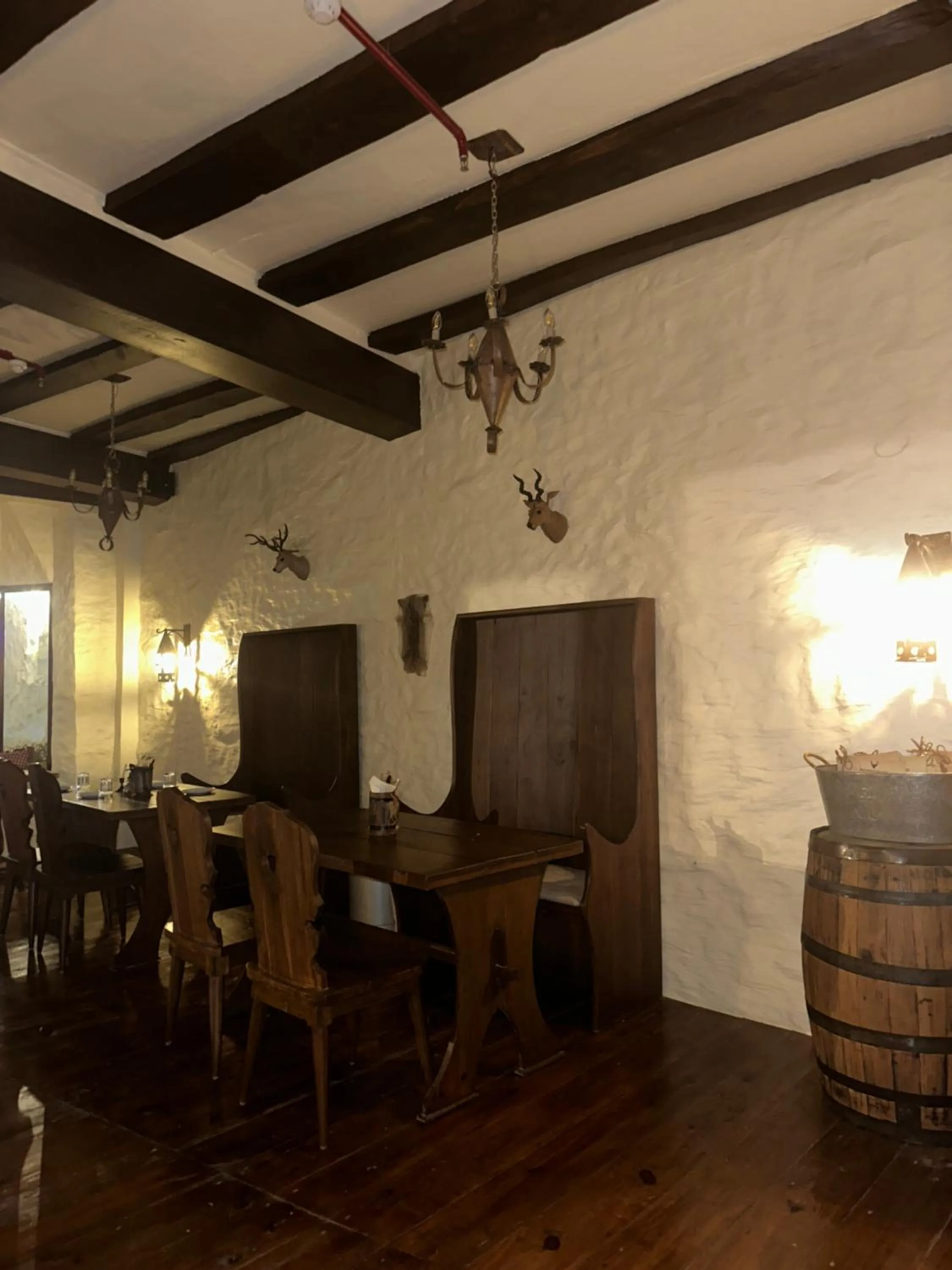 Restaurant/places to eat in Hotel Atulyaa Taj