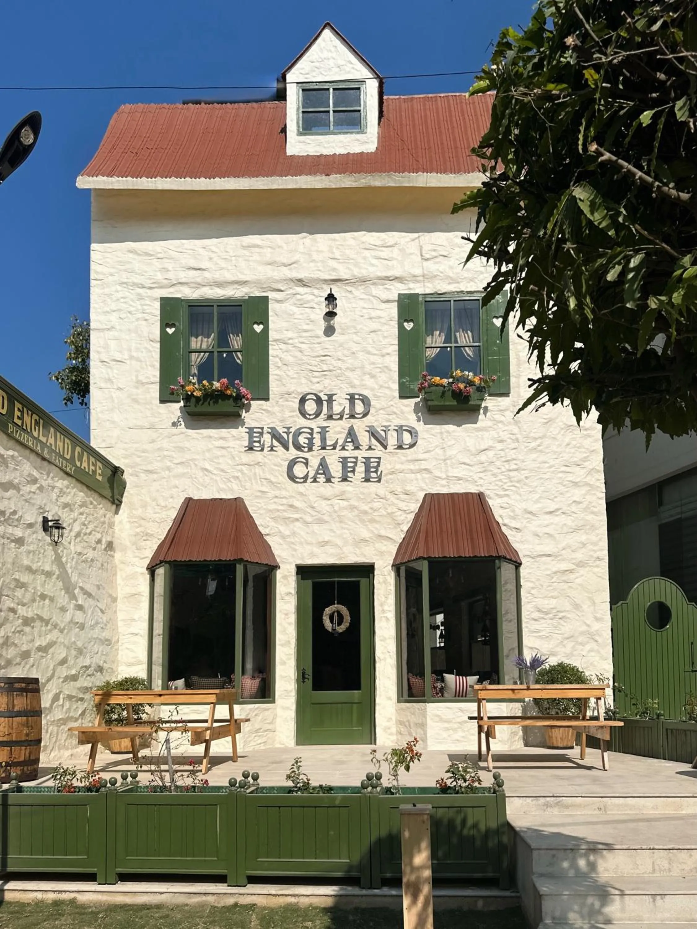 Restaurant/places to eat in Hotel Atulyaa Taj