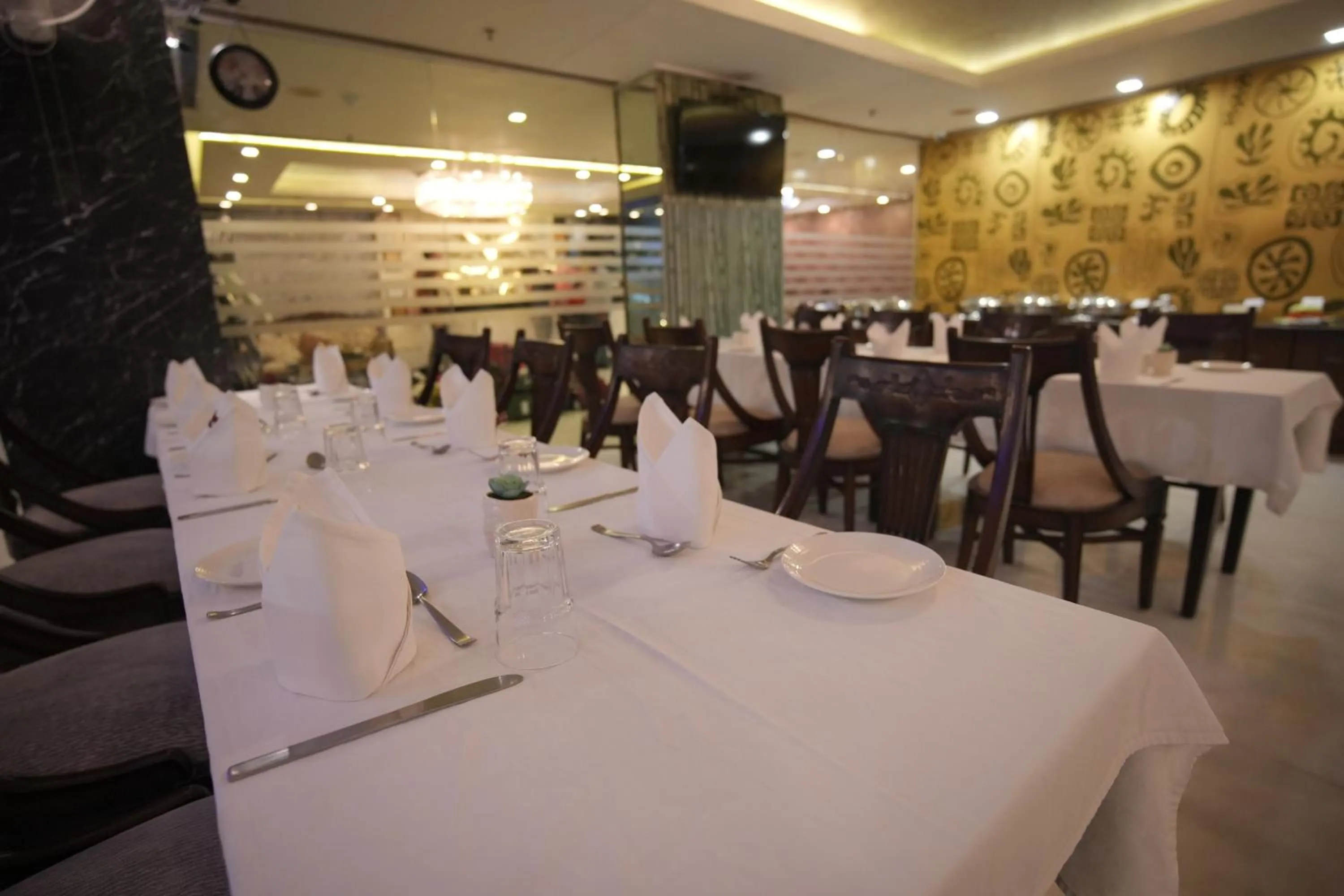 Restaurant/places to eat in Hotel Atulyaa Taj
