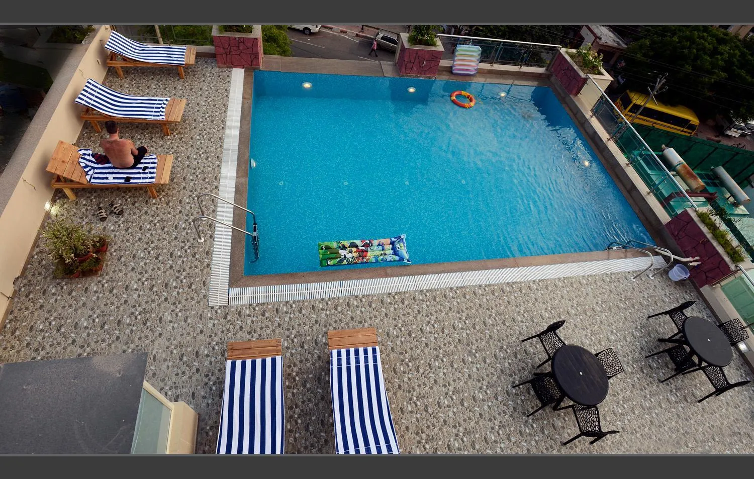 Swimming pool in Hotel Atulyaa Taj