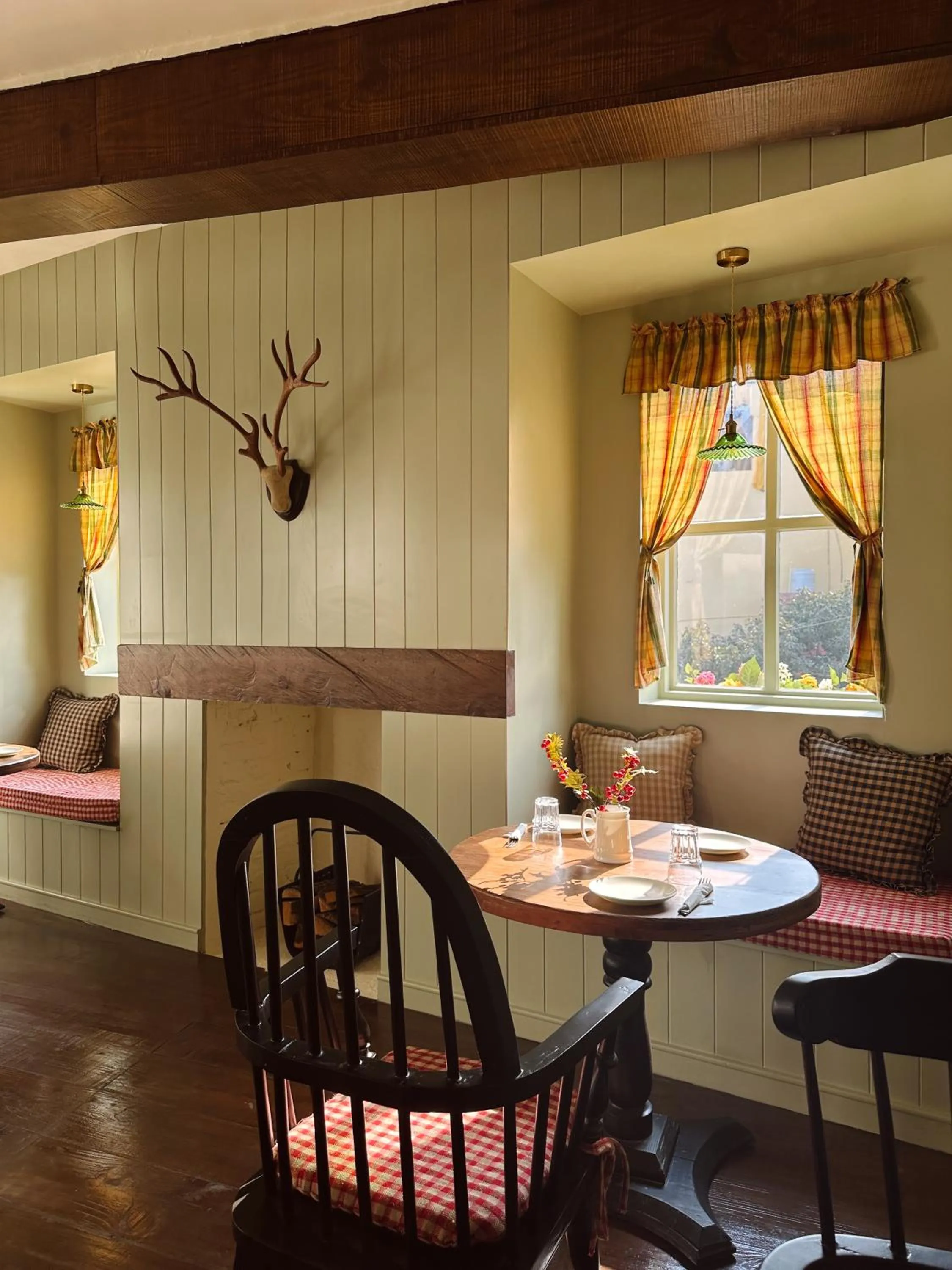 Restaurant/places to eat in Hotel Atulyaa Taj