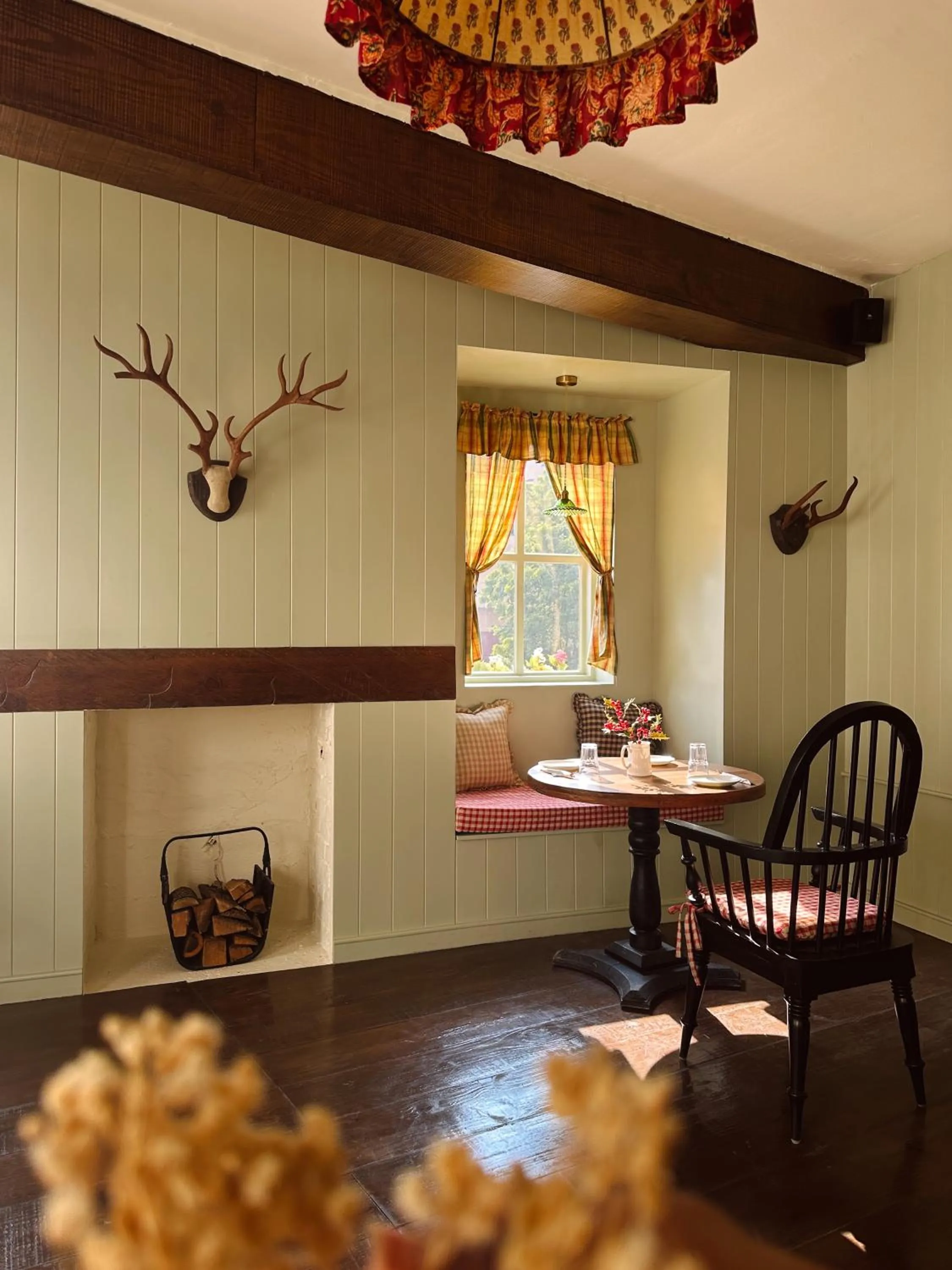 Restaurant/places to eat in Hotel Atulyaa Taj