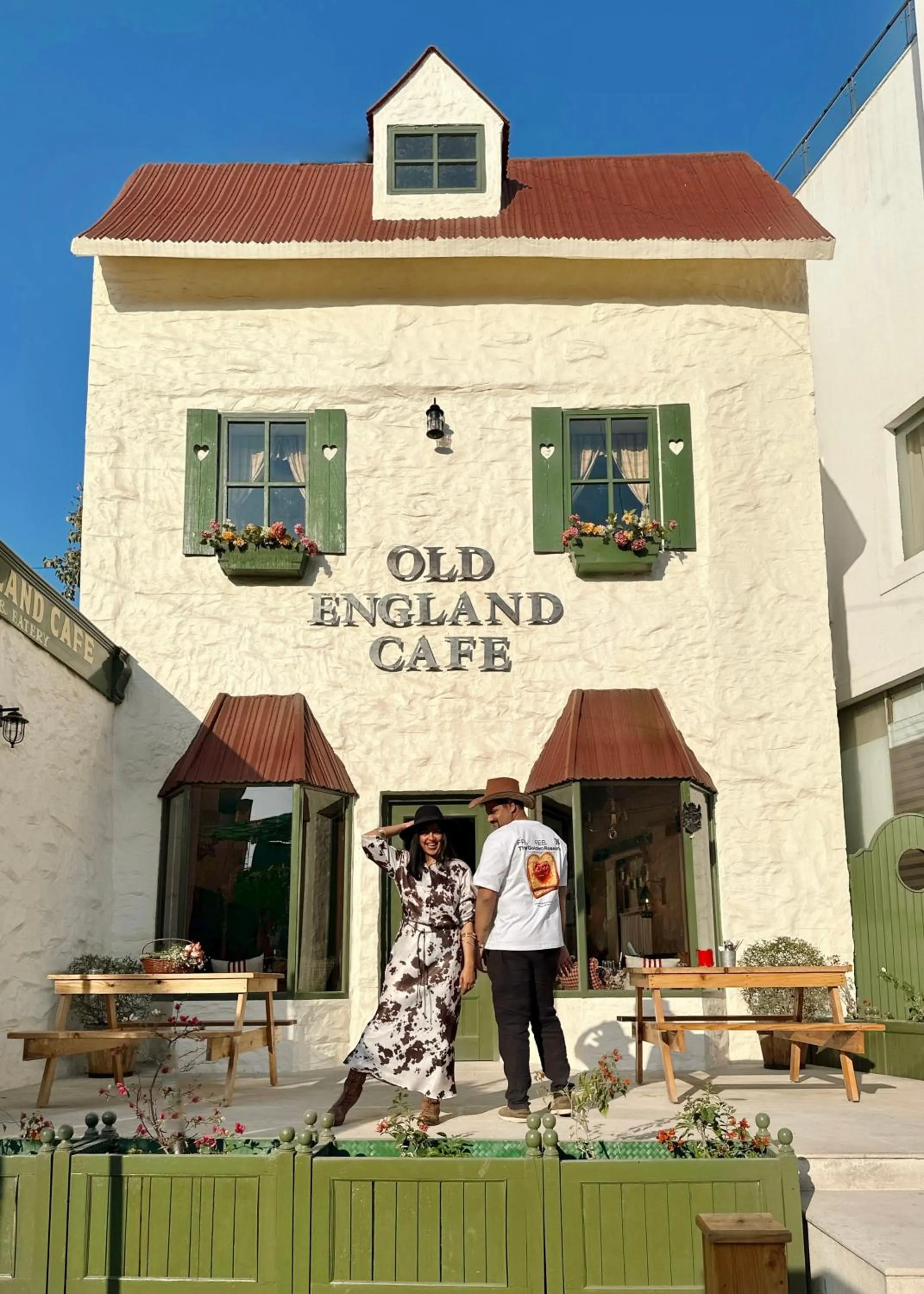 Restaurant/places to eat in Hotel Atulyaa Taj