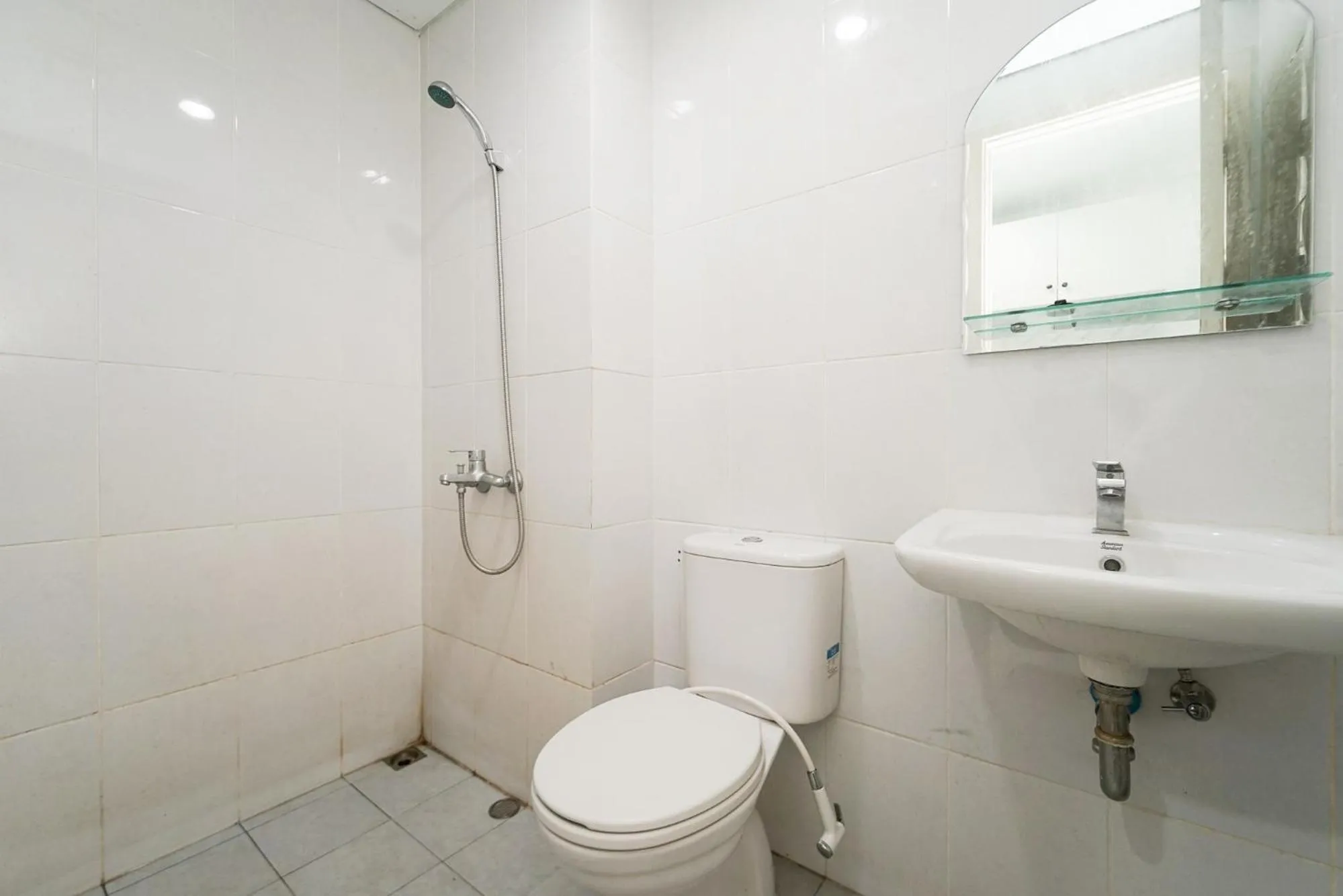 Shower in RedLiving Apartemen Patra Land Urbano - Happy Rooms Tower Mid-West with Netflix