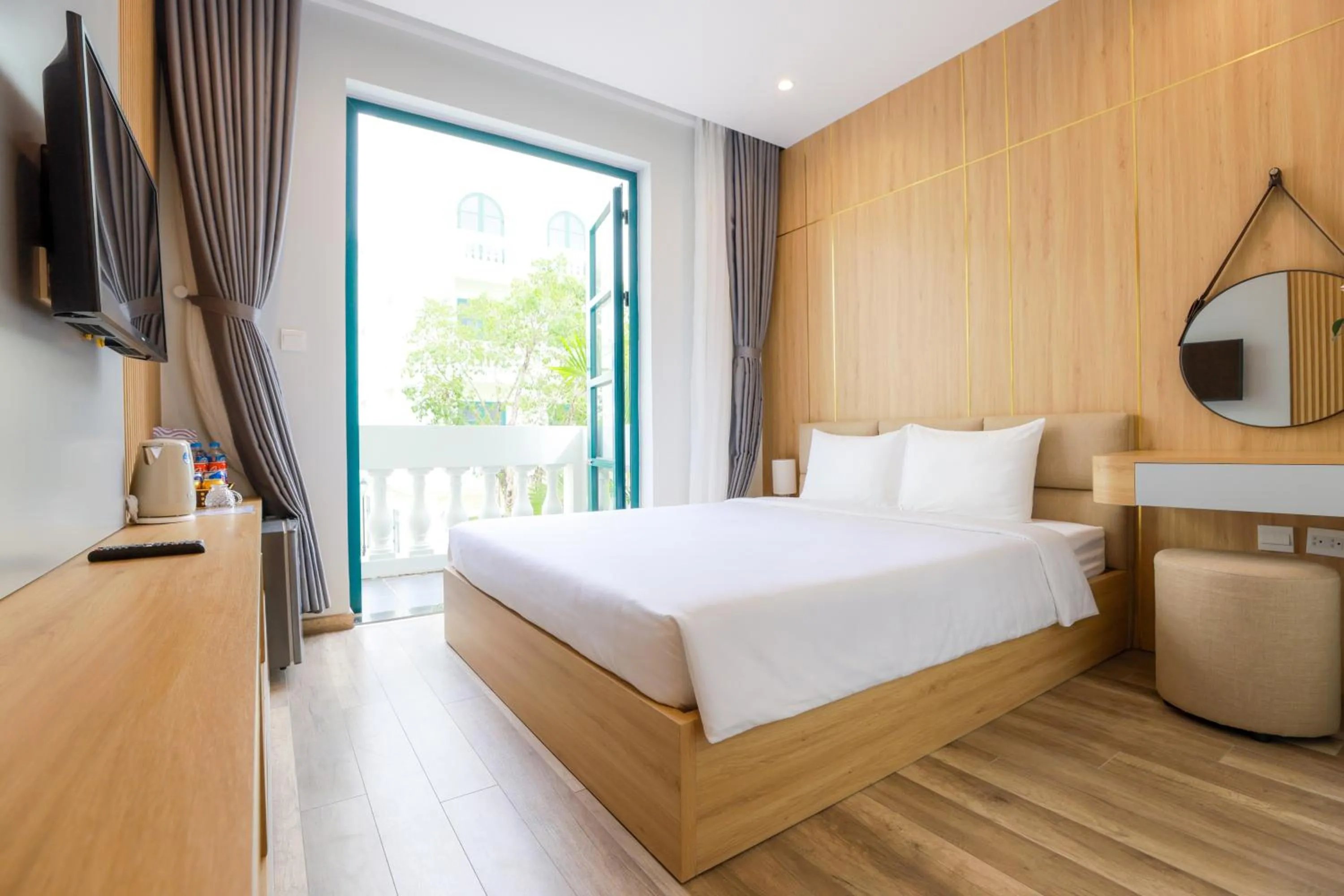 Bedroom, Bed in Golden Dragon Hotel