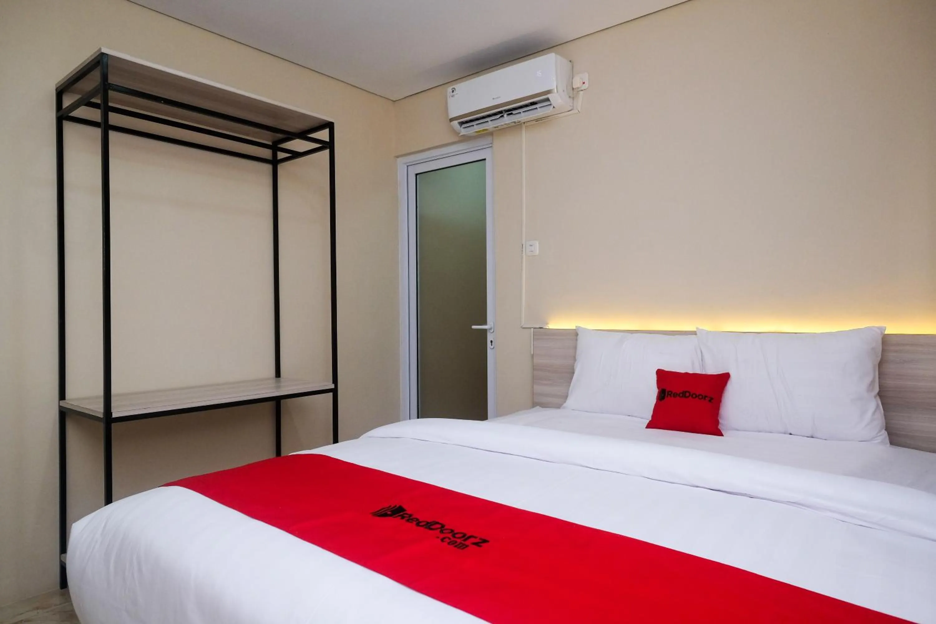 Bedroom, Bed in RedDoorz Plus near RS JIH Solo
