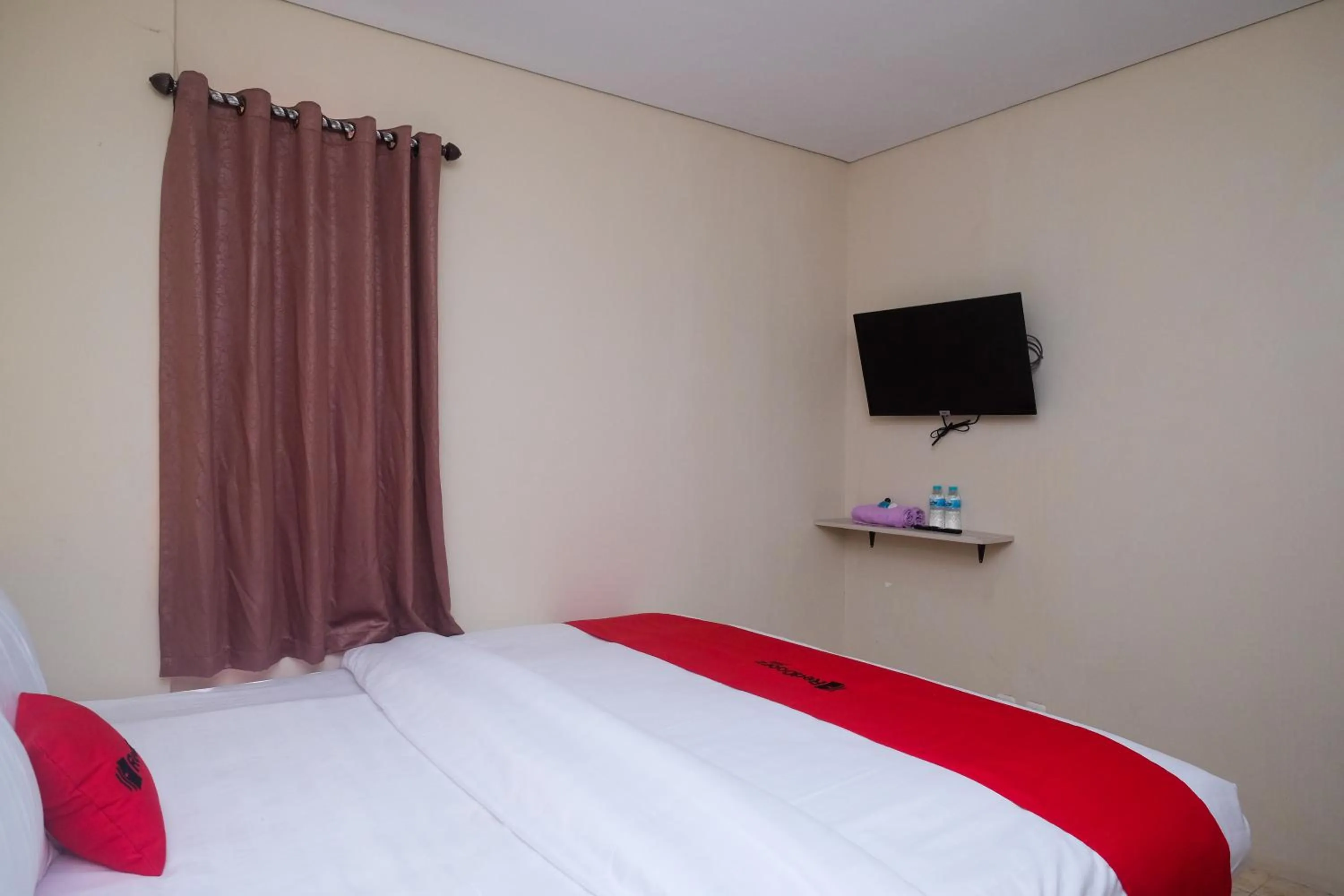 Bedroom, Bed in RedDoorz Plus near RS JIH Solo
