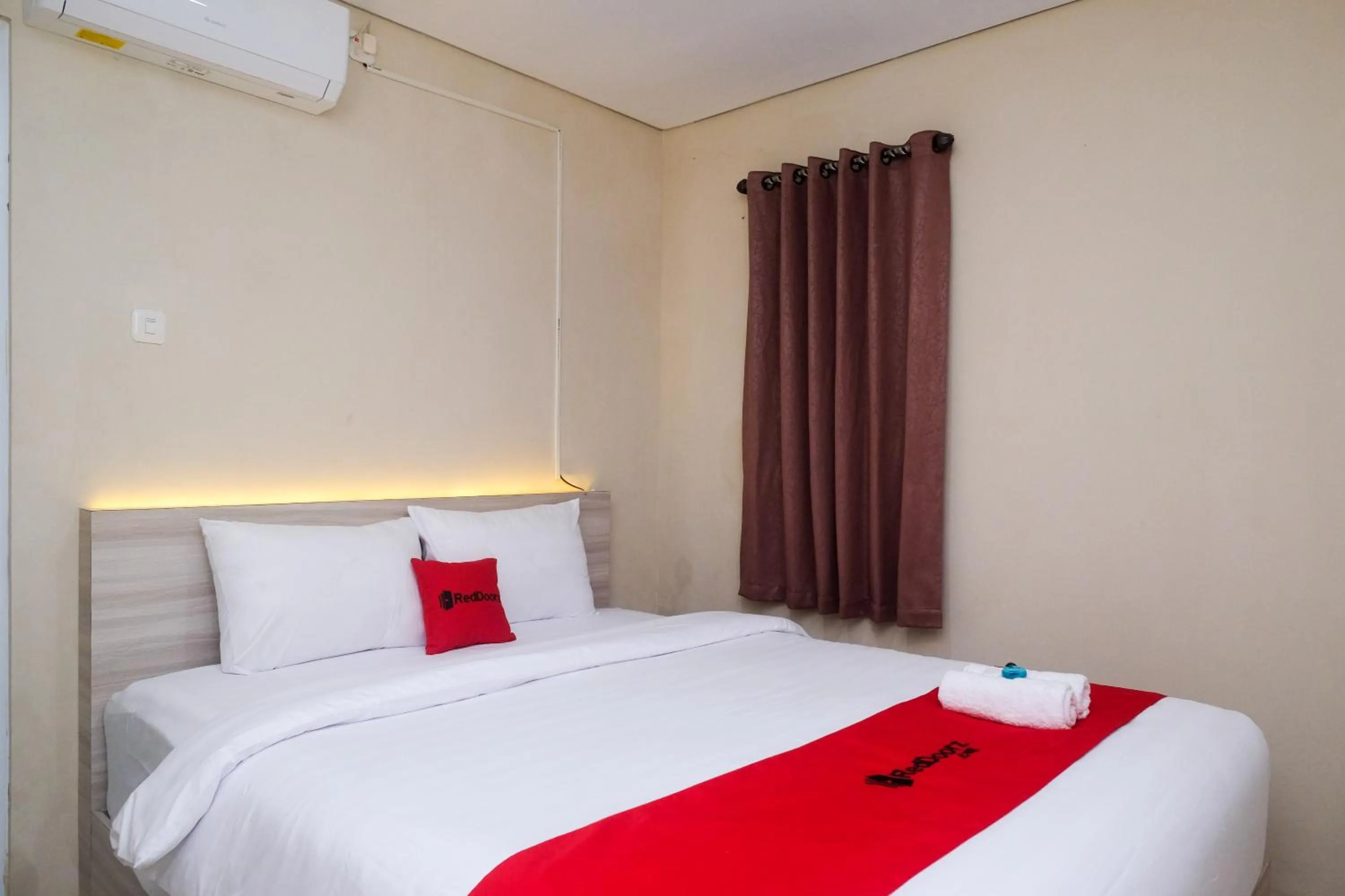 Bedroom, Bed in RedDoorz Plus near RS JIH Solo